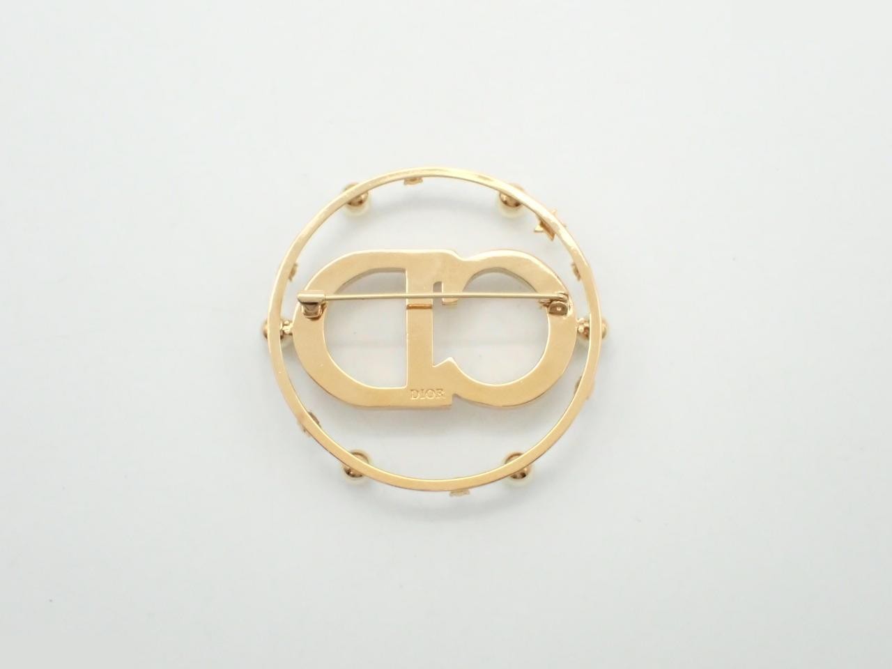 Gold brooch — view 2