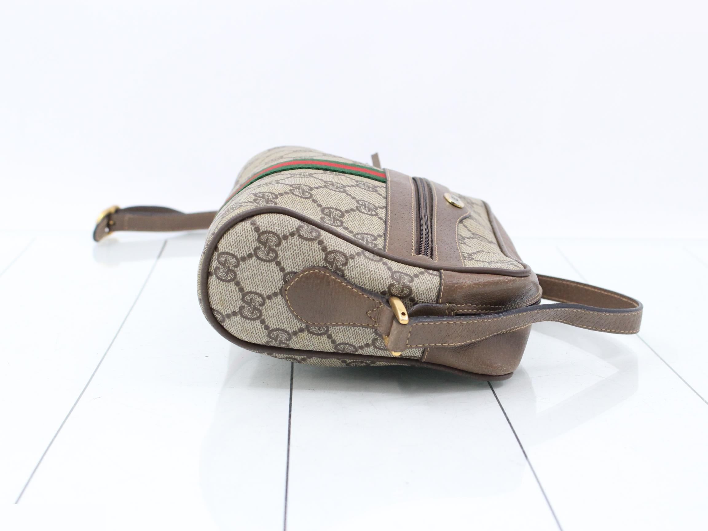 GG Supreme Shoulder Bag — view 3