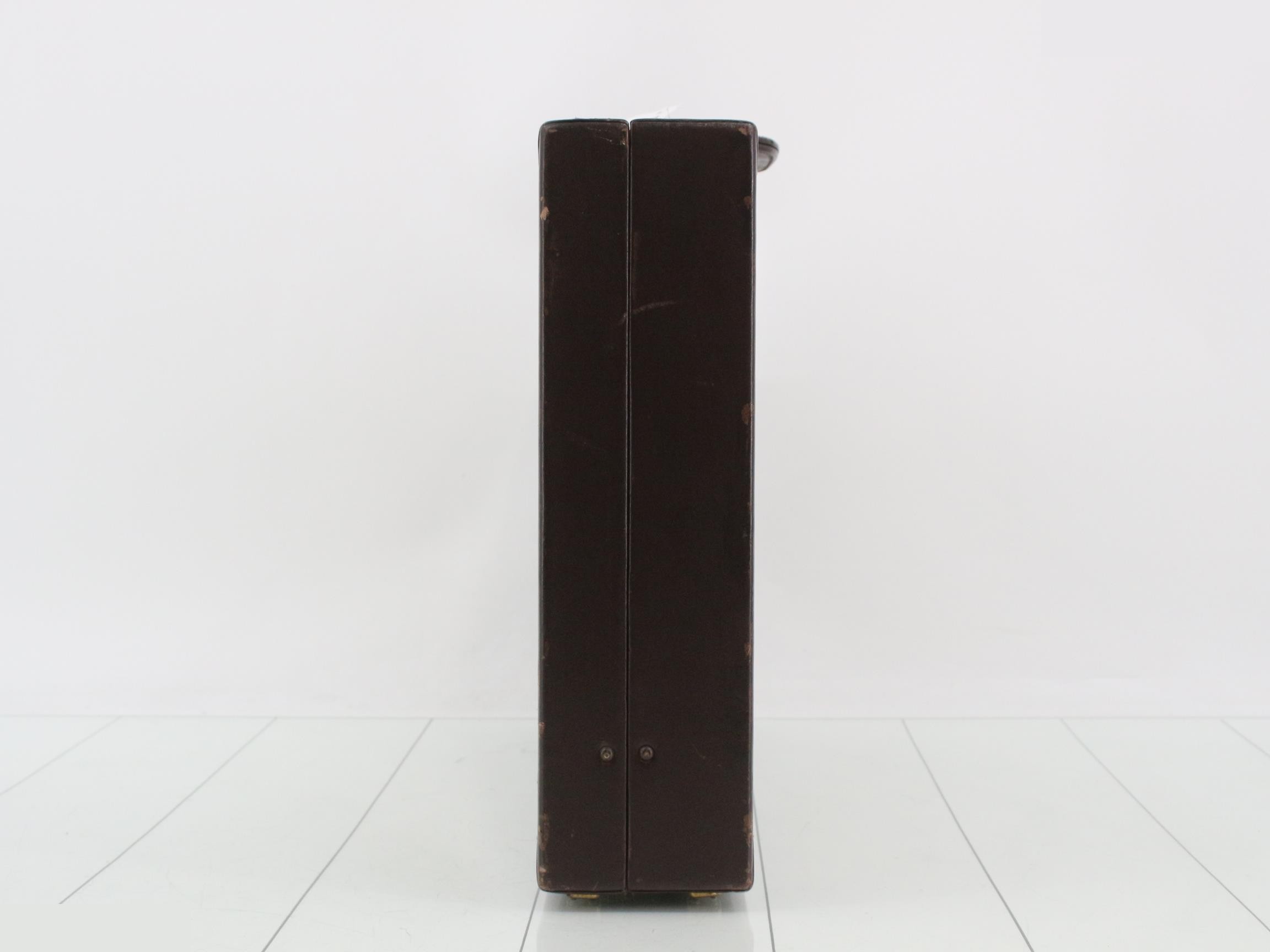 attaché case — view 3