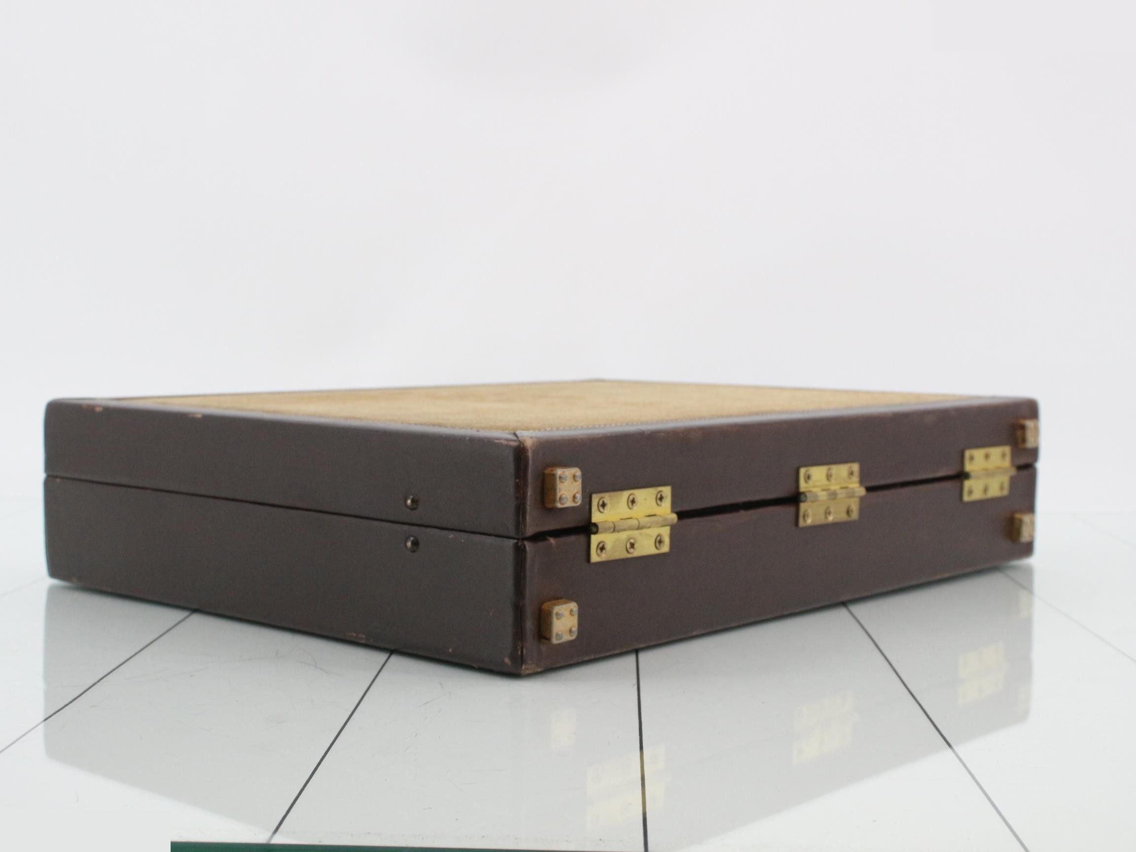 attaché case — view 5