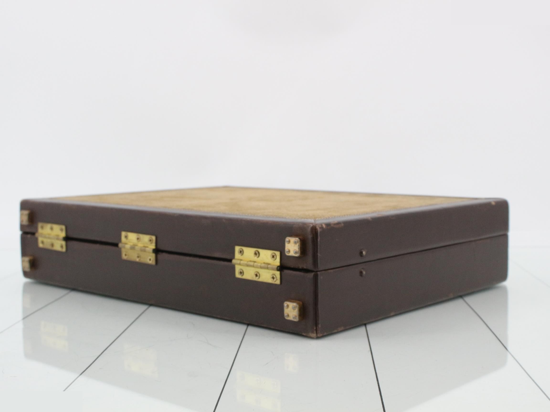 attaché case — view 6