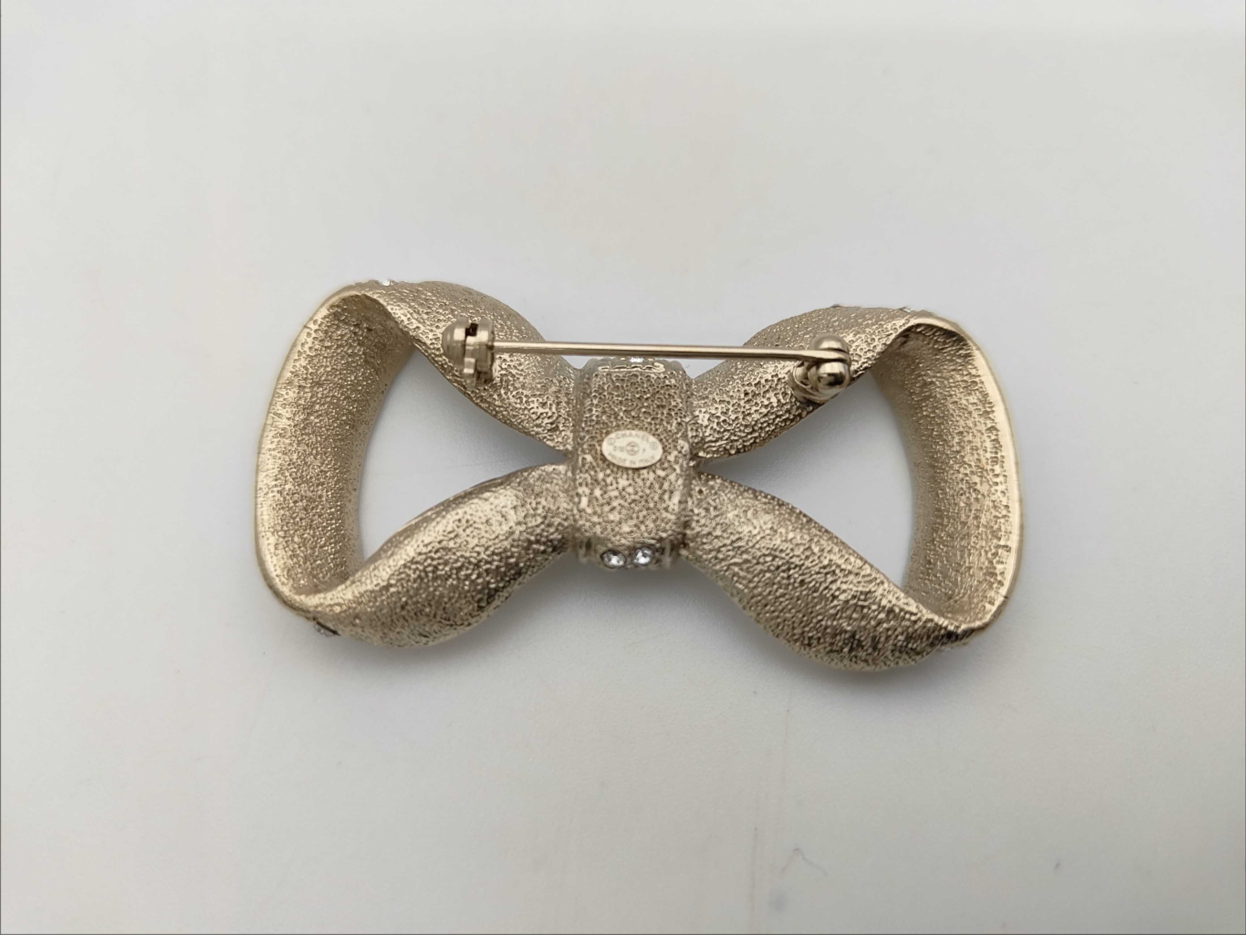 brooch — view 2