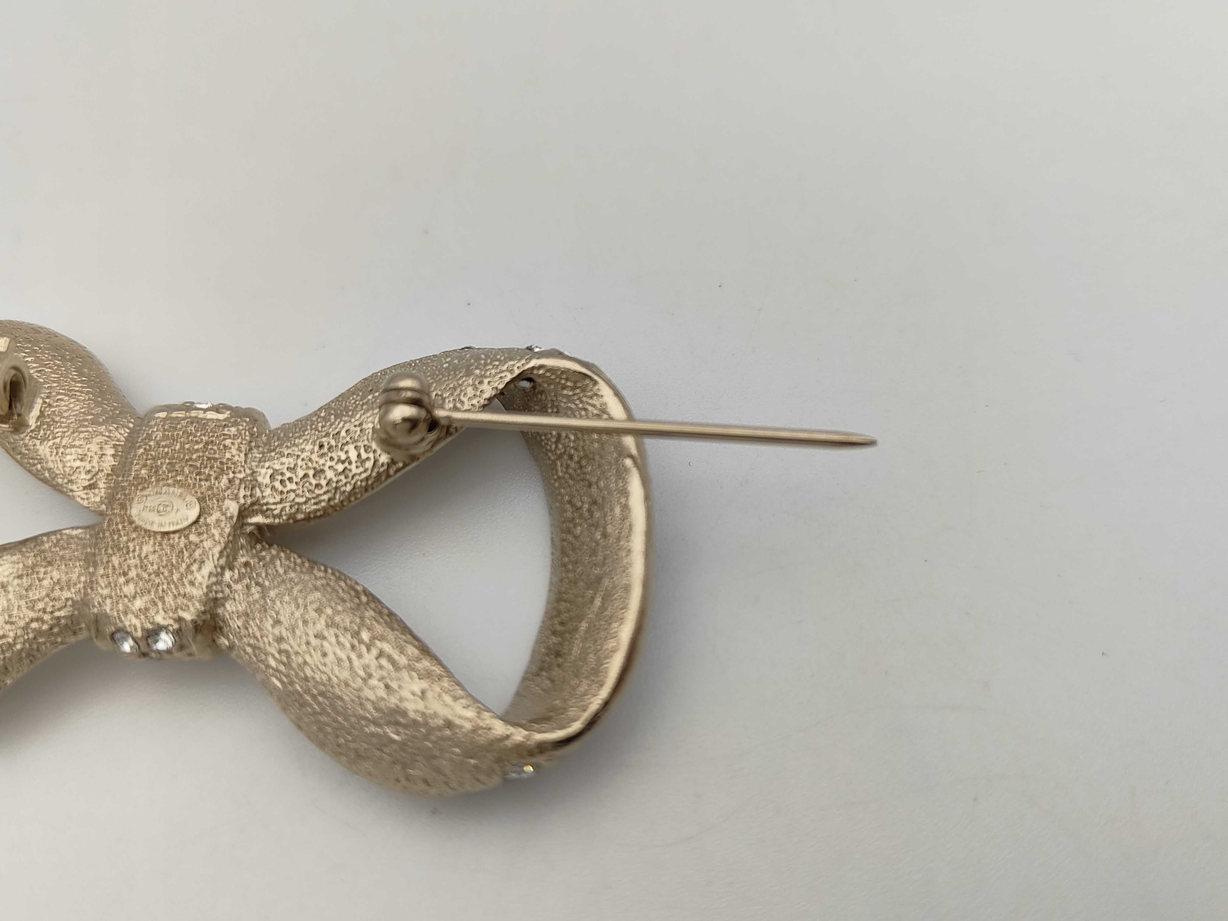 brooch — view 3