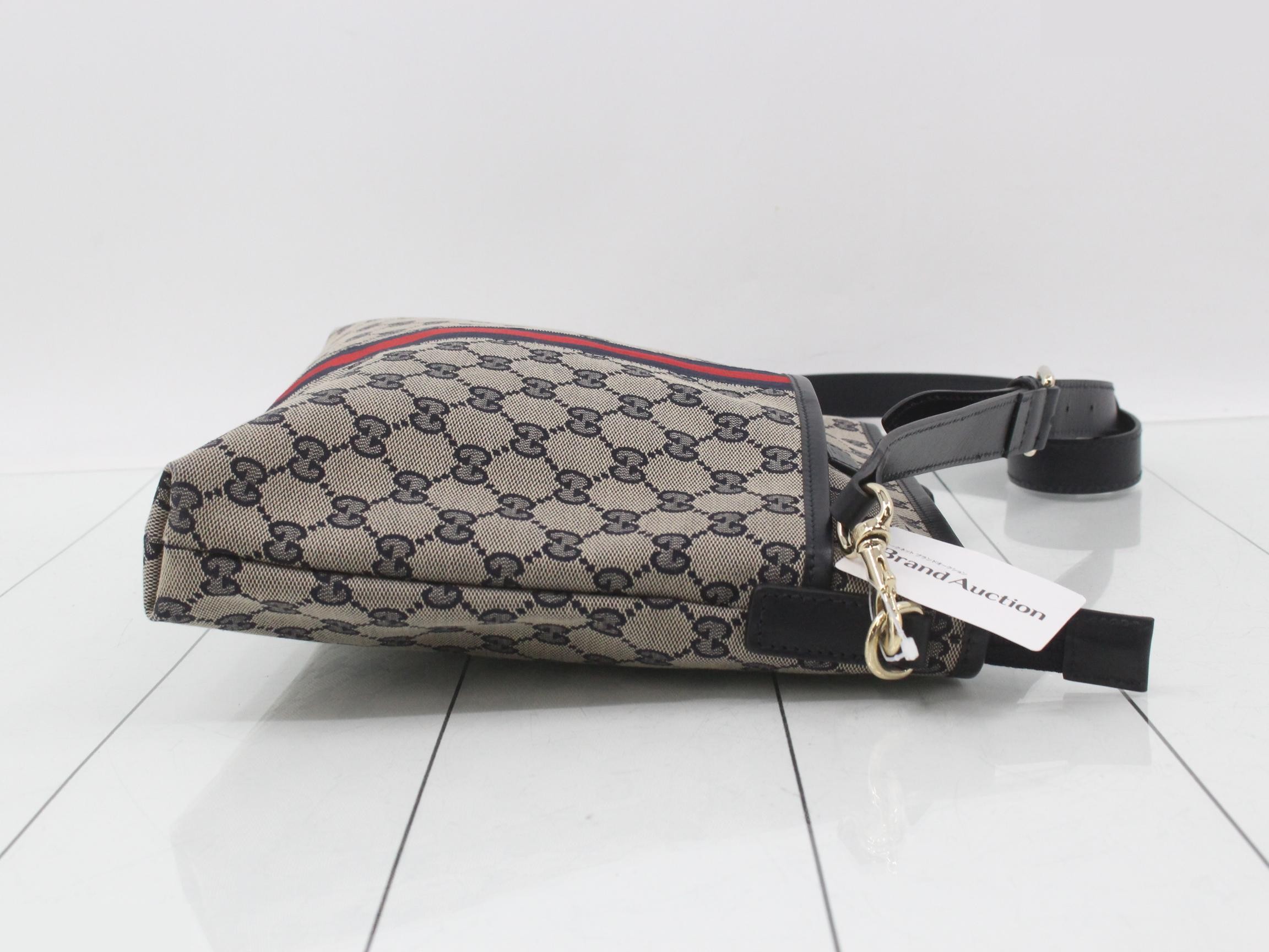 GG Canvas Shoulder Bag — view 3