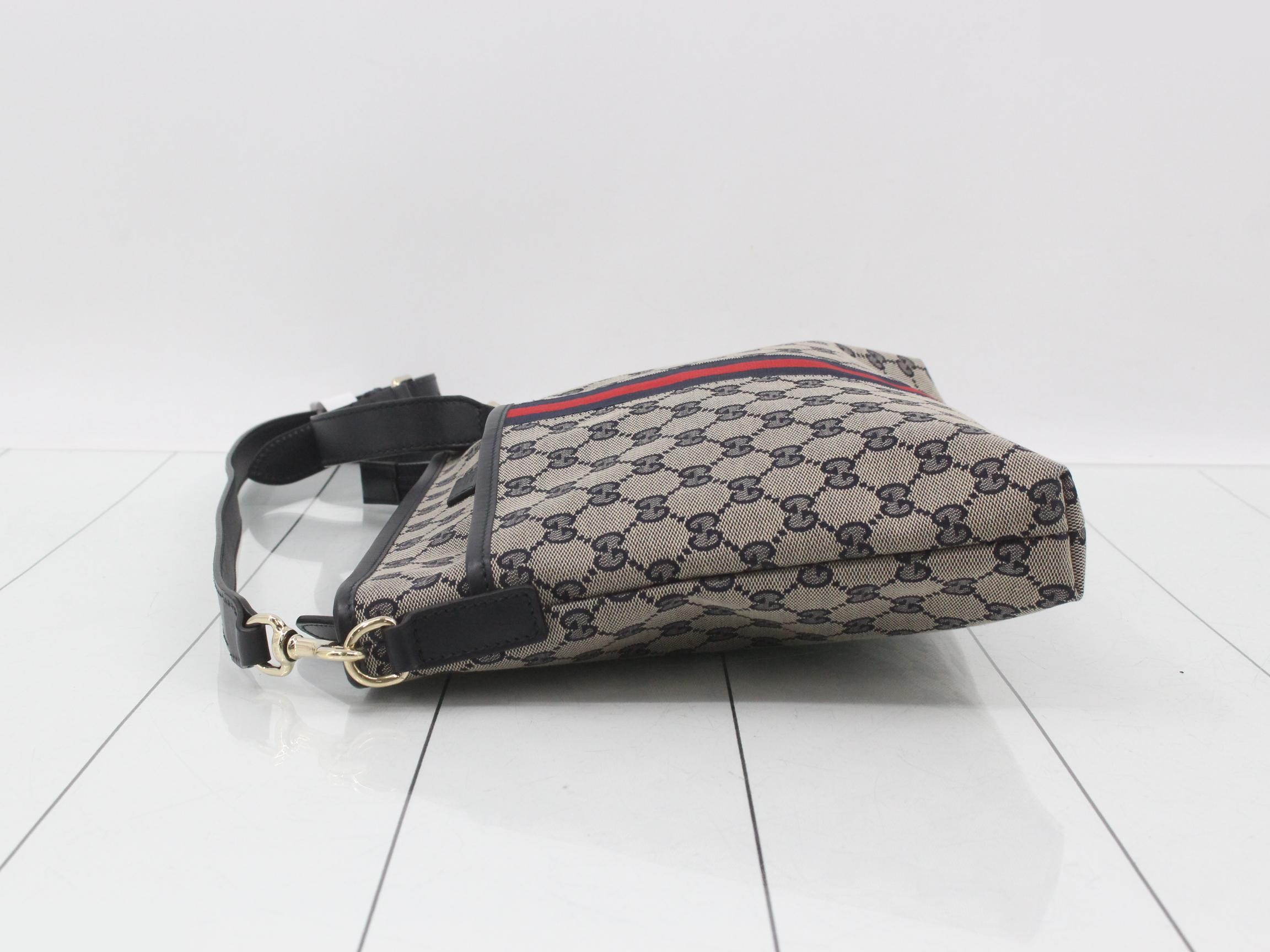 GG Canvas Shoulder Bag — view 4