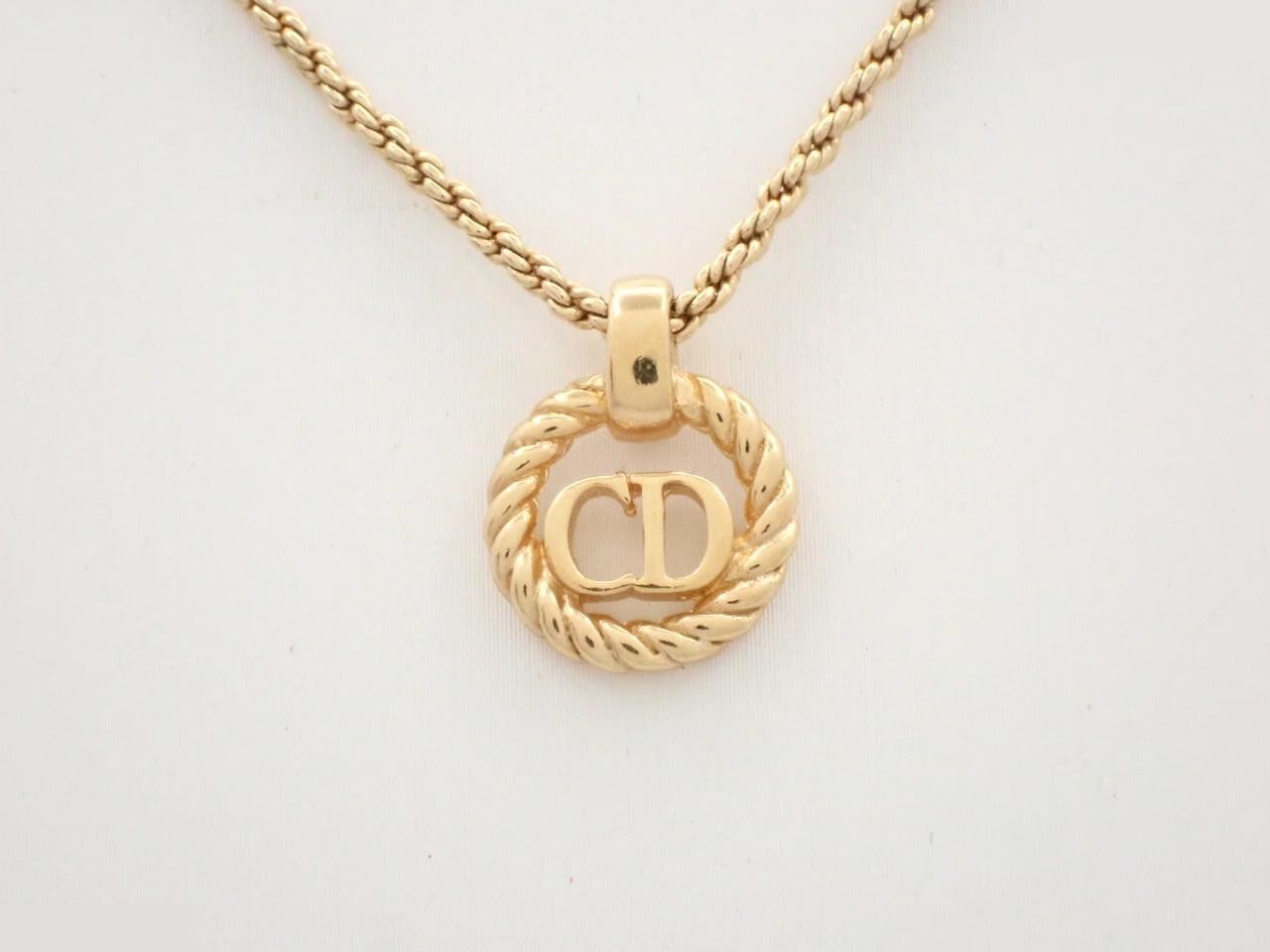 Gold necklace, neck circumference approximately 46 cm