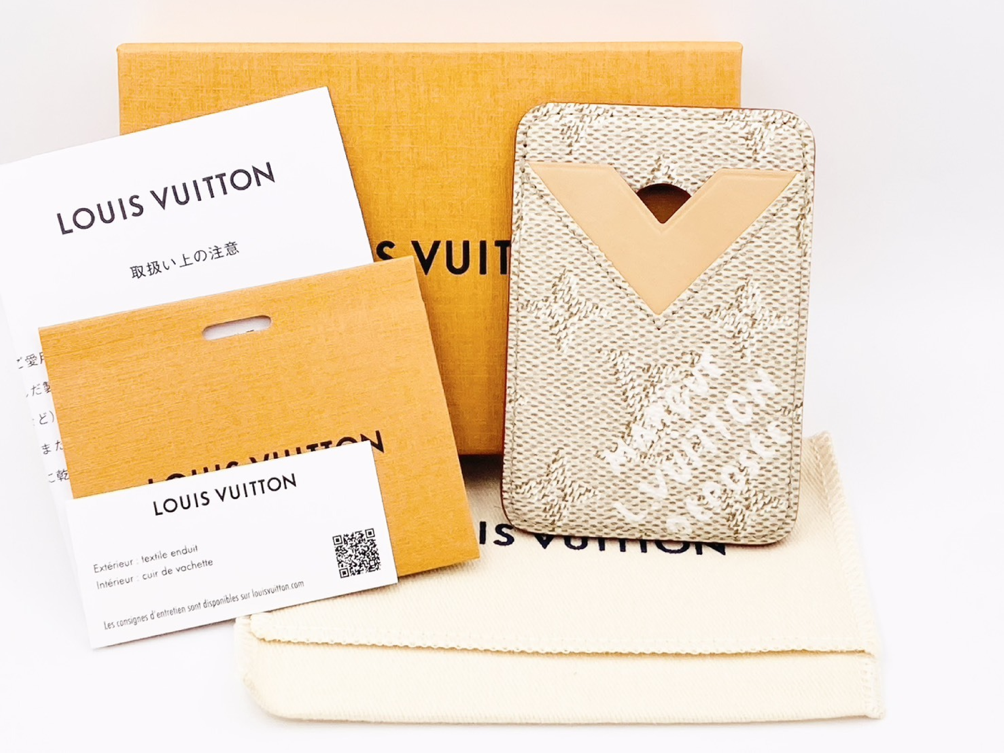 M26948 Monogram Heritage Portecarte Magnet MagSafe Card Case Beige BC4225 Card Case — view 5