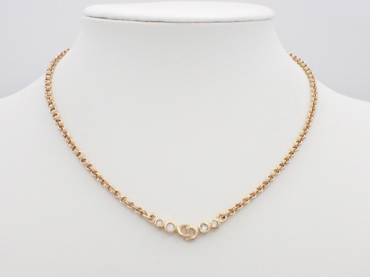 Other lines: Precious metals, necklaces, pendants, chains approximately 40cm long. — view 3
