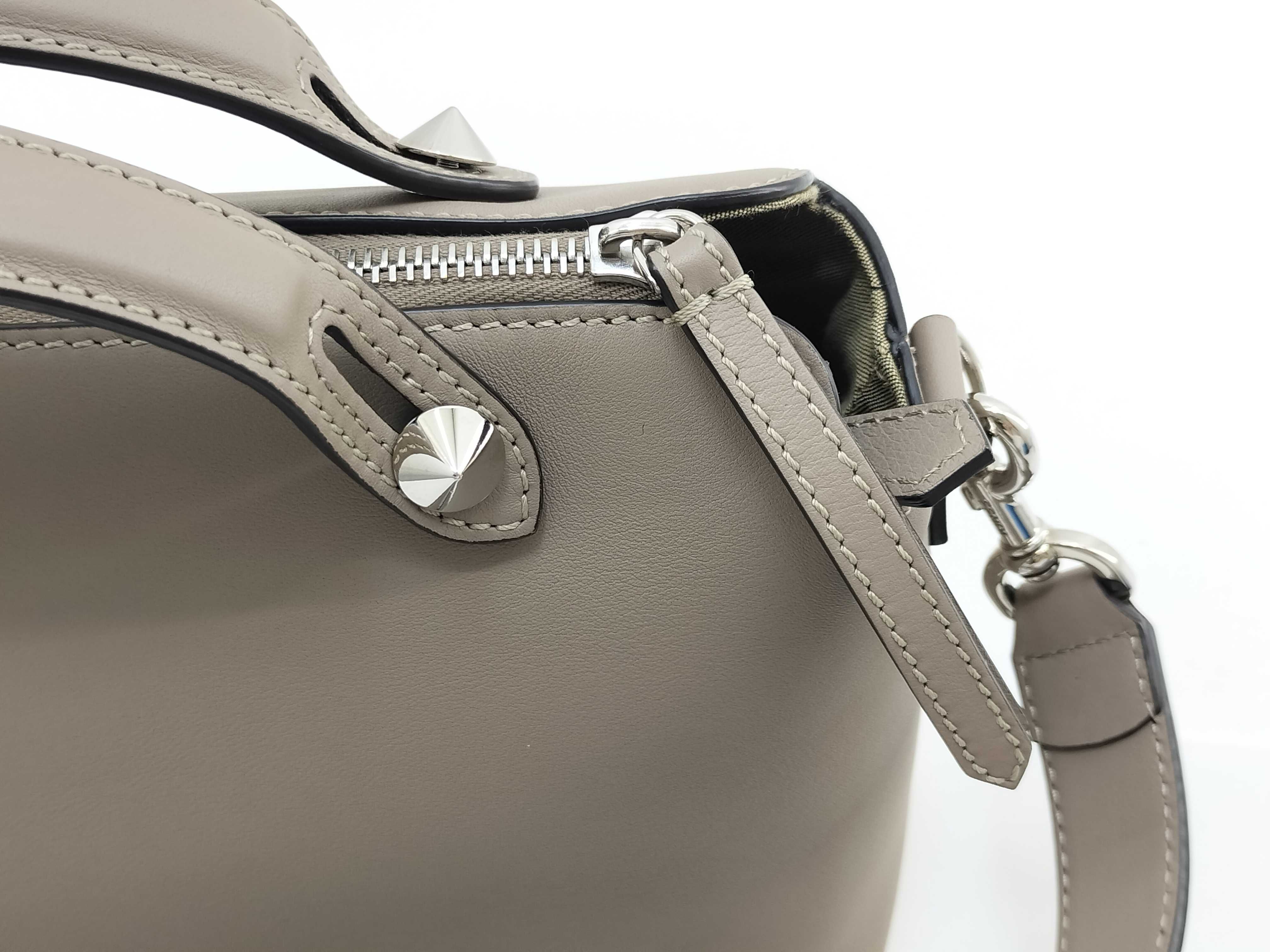 2-way handbag with bag and card slots. — view 9
