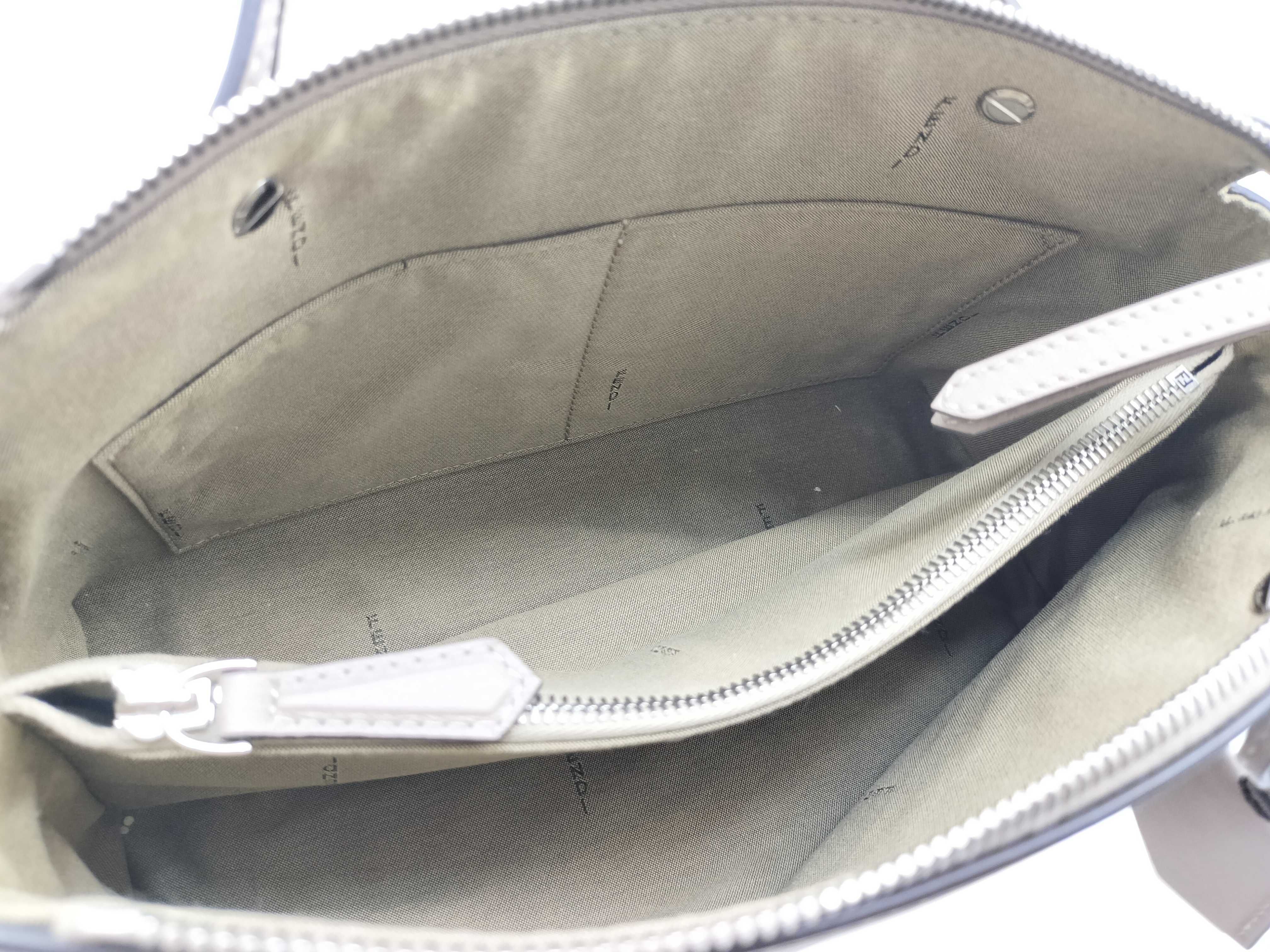 2-way handbag with bag and card slots. — view 10