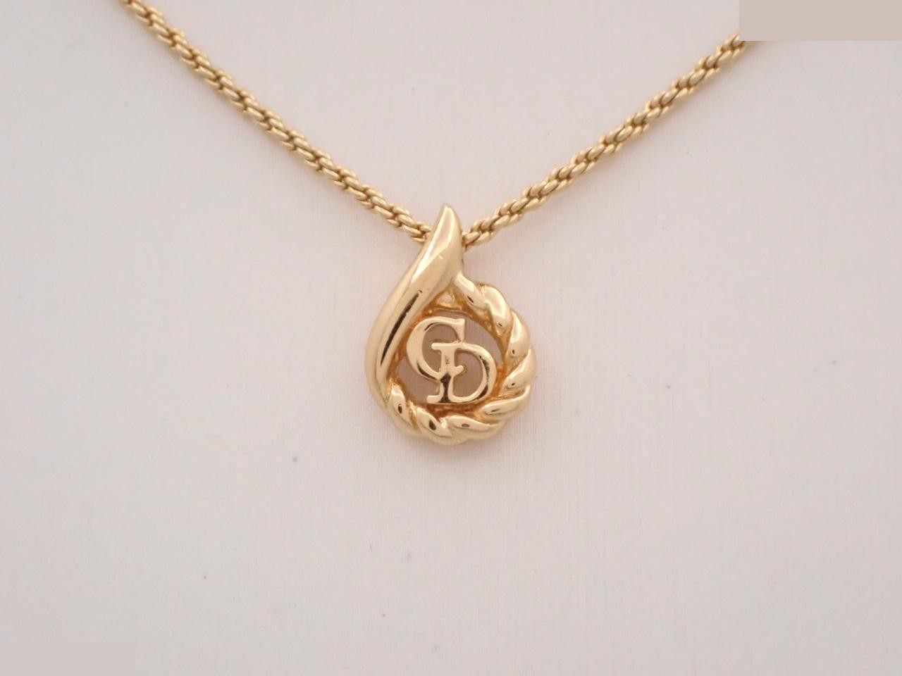 Gold chain, approximately 44 cm
