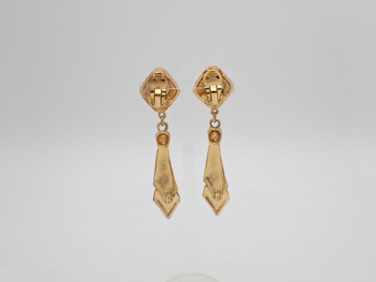 Matelassé (precious metal) earrings with a necktie motif. — view 2