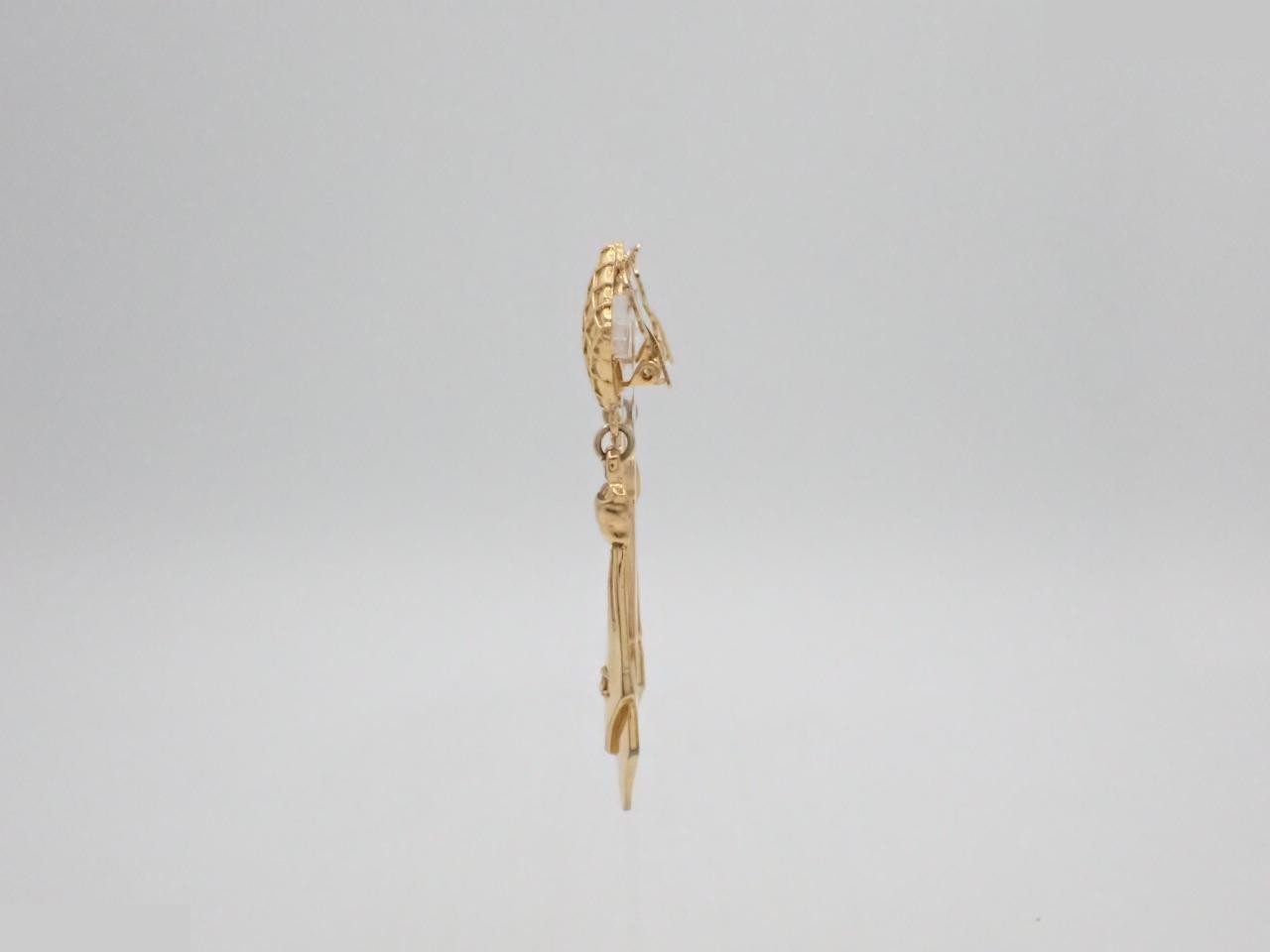 Matelassé (precious metal) earrings with a necktie motif. — view 3