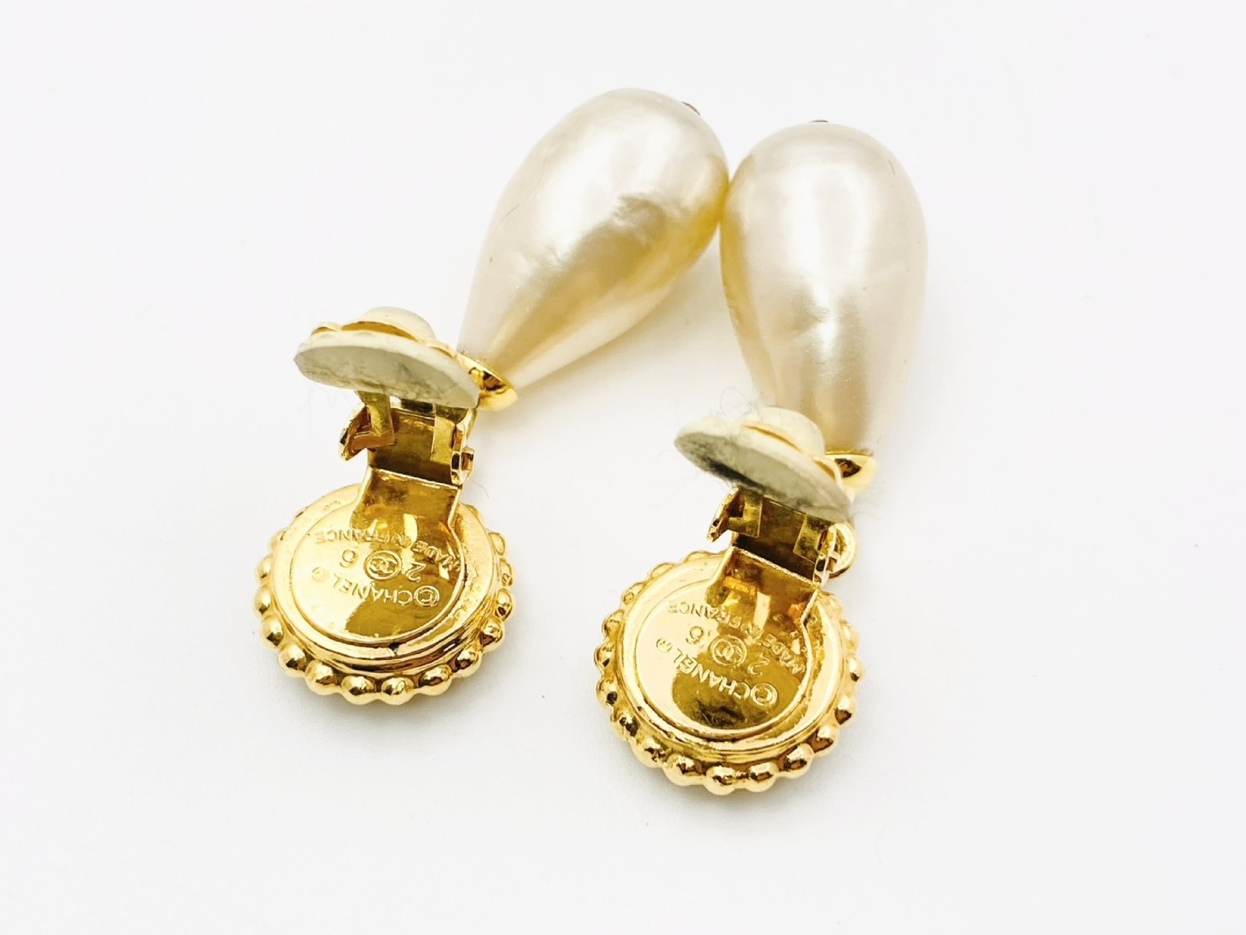 Clover Faux Pearl Teardrop Swing Earrings (26 pieces, black x gold) — view 3