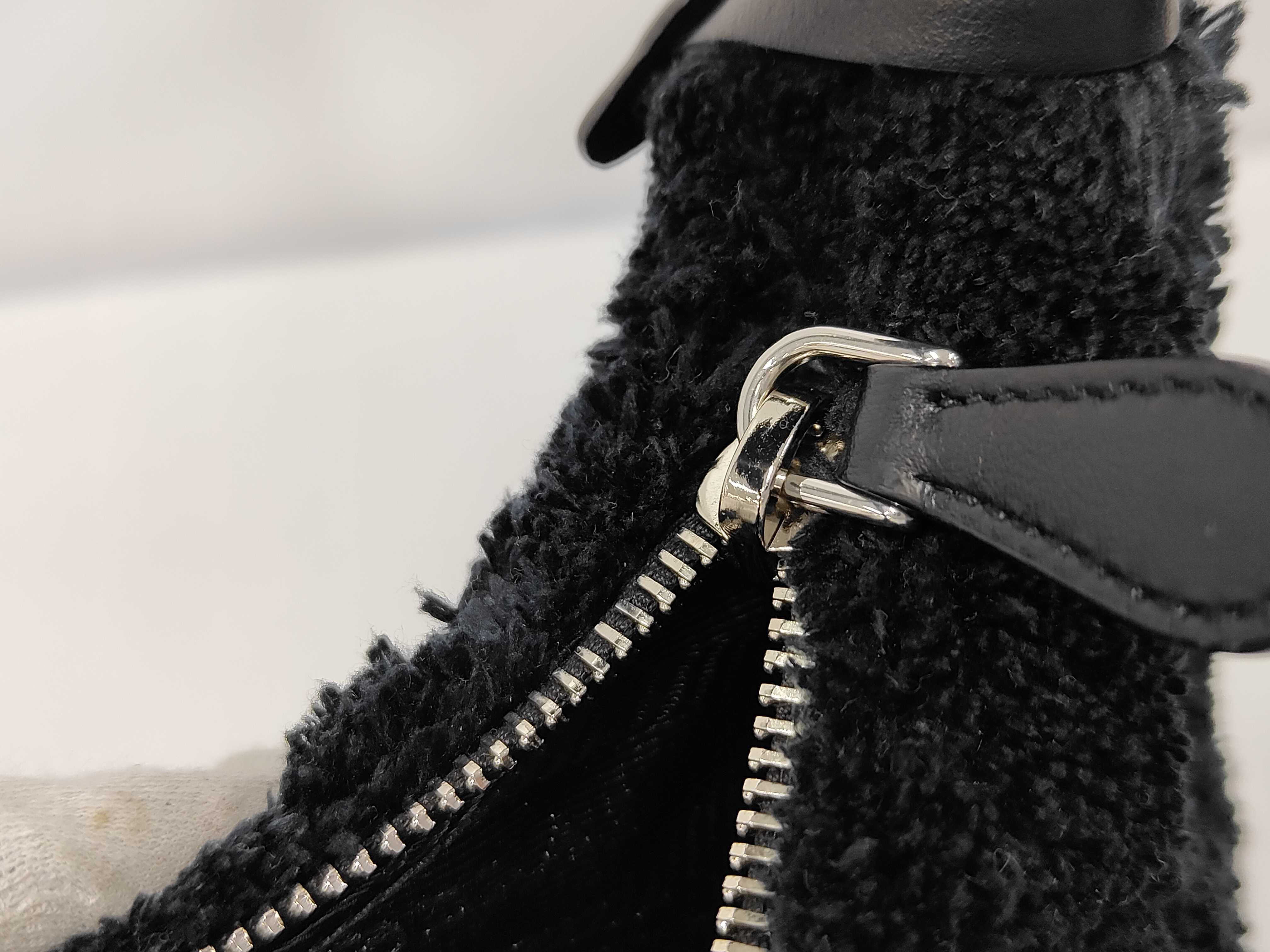 Re-Edition 2000 Boa Terry Bag Black Handbag — view 10