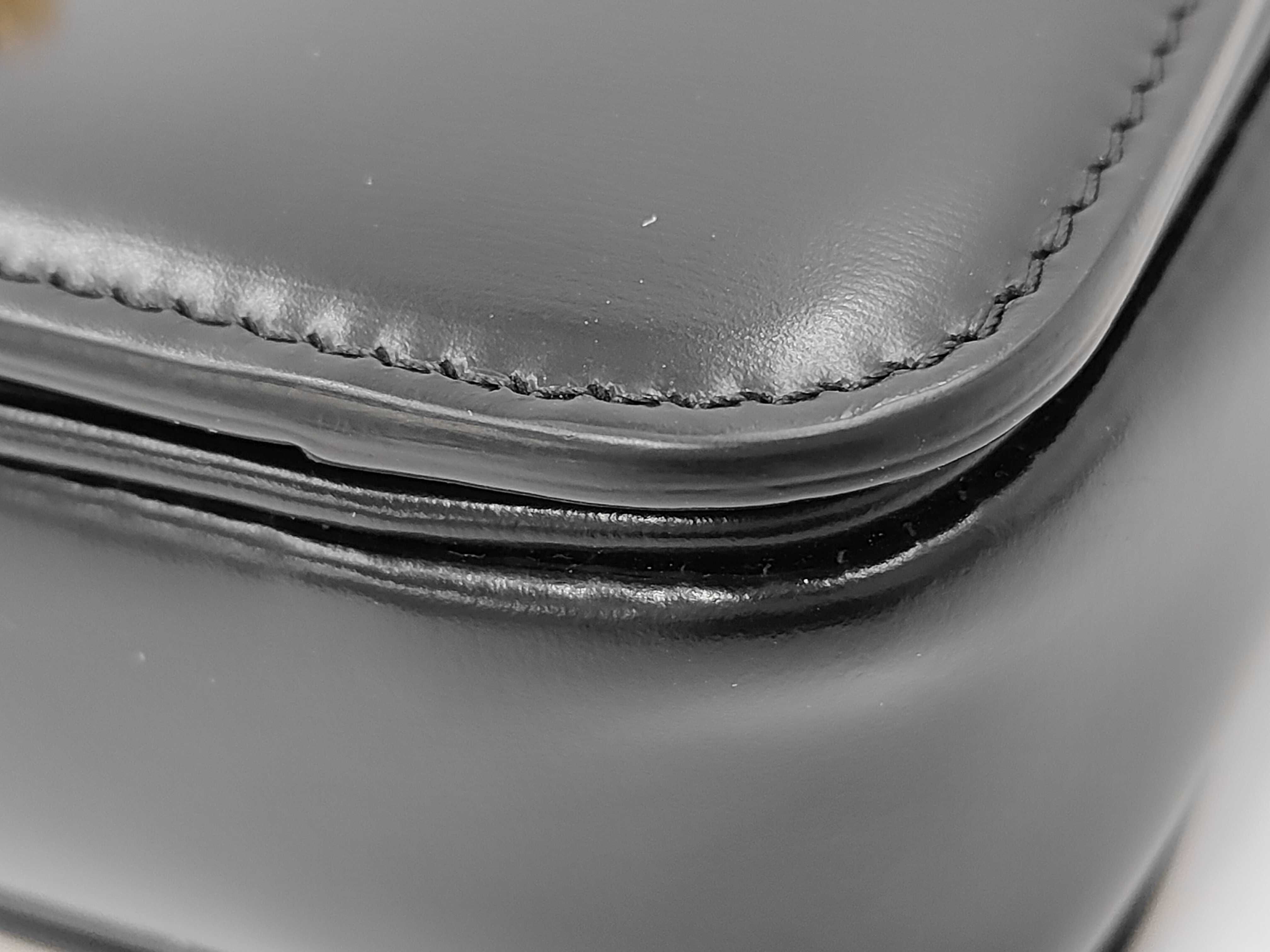 Triomphe Medium Shoulder Bag — view 6