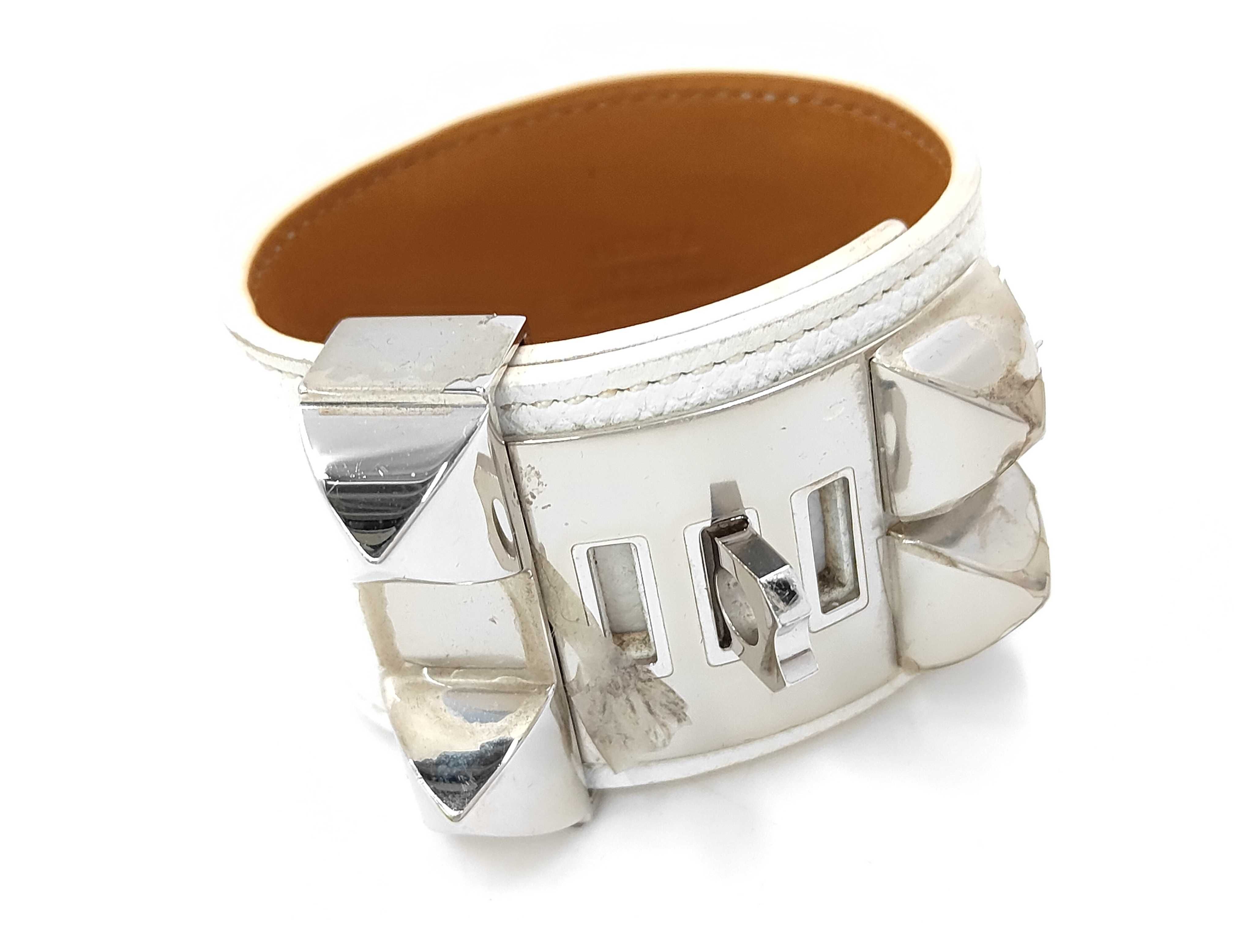 Collier de Chien R stamped bracelet Bracelet/Bangle — view 3
