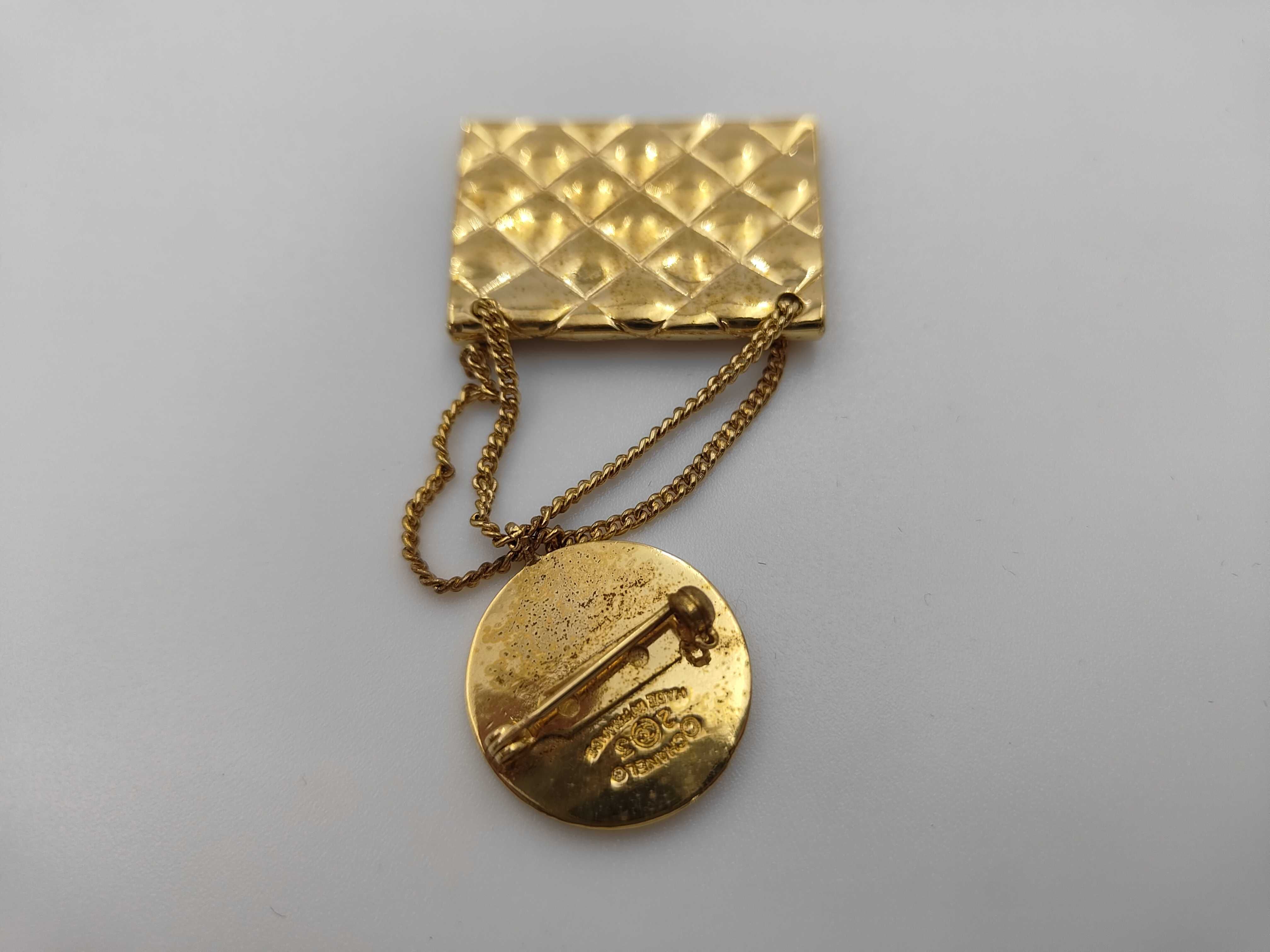 brooch — view 2