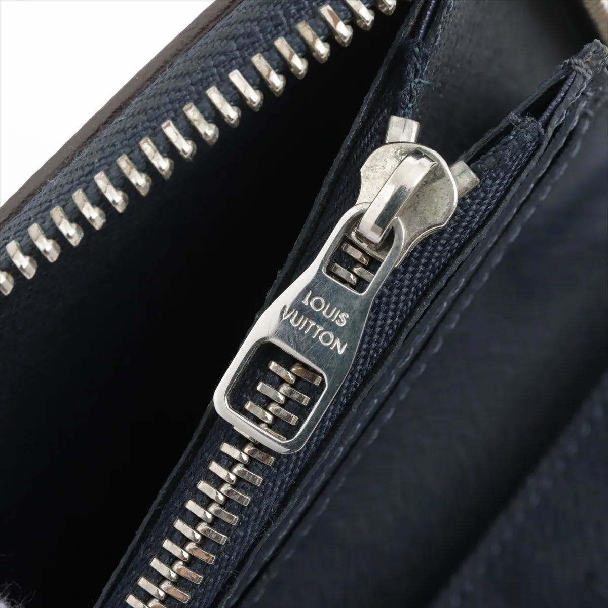 Vuitton Taiga Zippy Wallet Vertical M30510 Blue Marine Round Zip Wallet — view 8