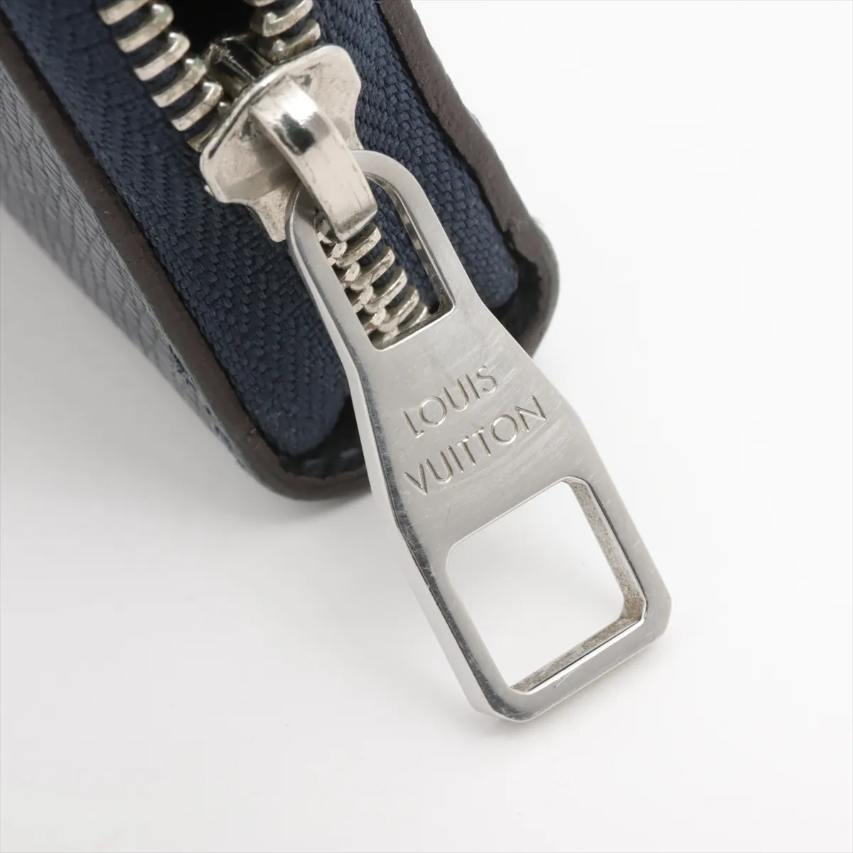 Vuitton Taiga Zippy Wallet Vertical M30510 Blue Marine Round Zip Wallet — view 9