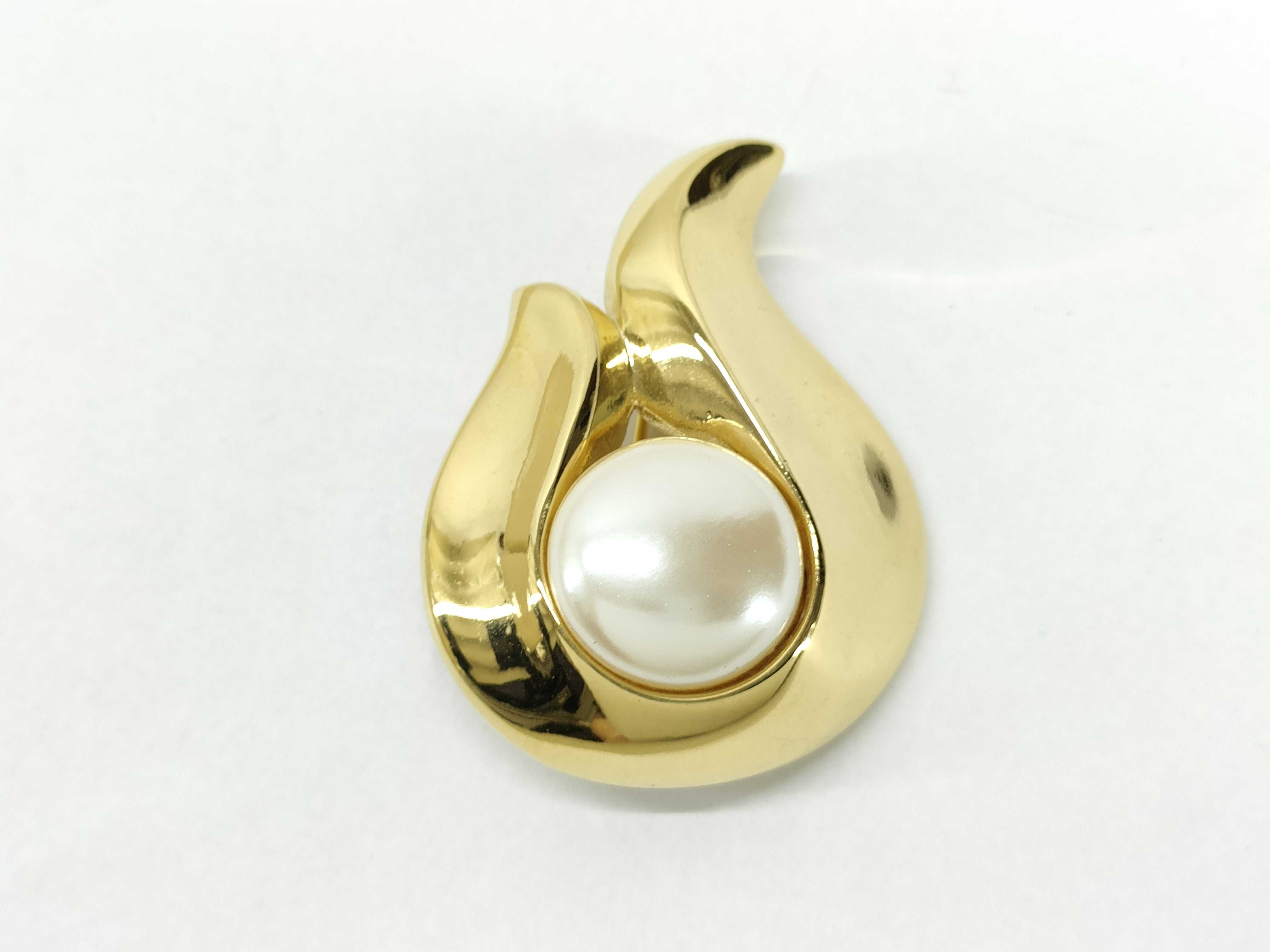 brooch