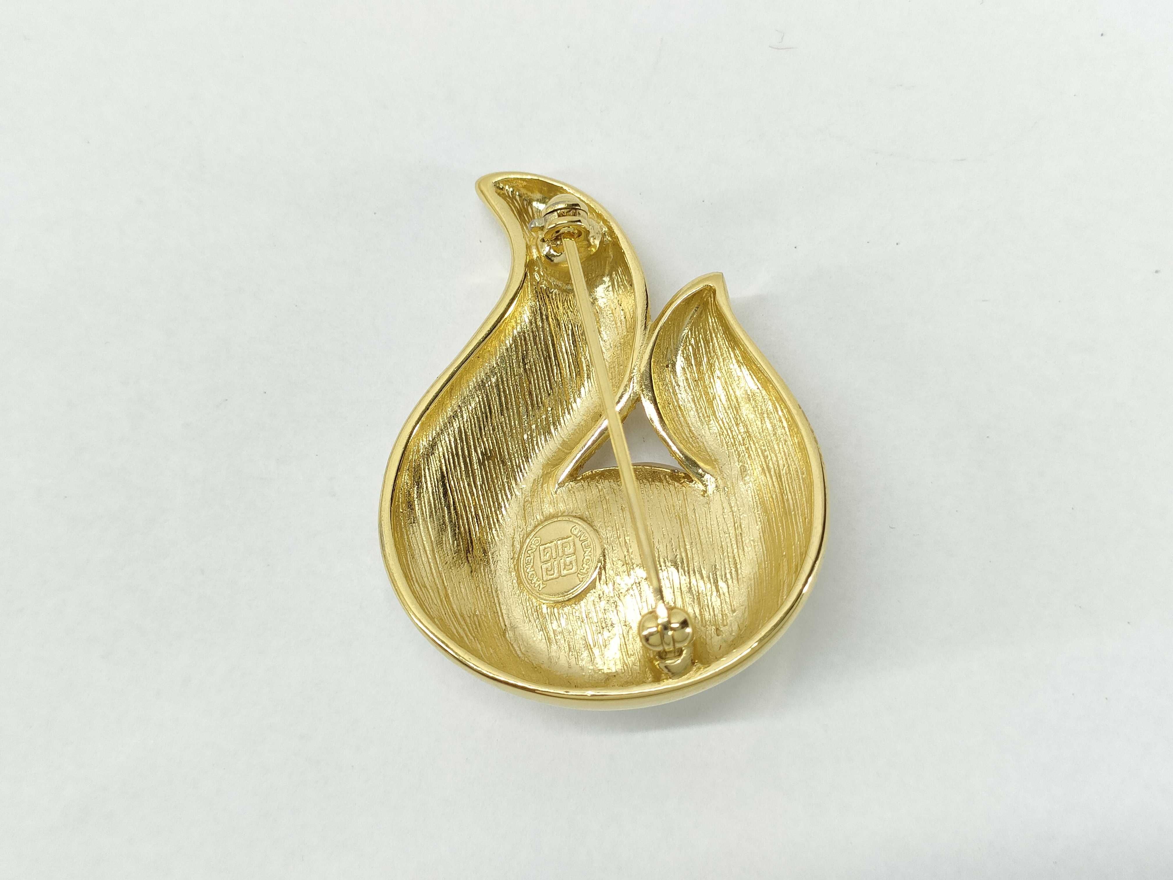 brooch — view 2