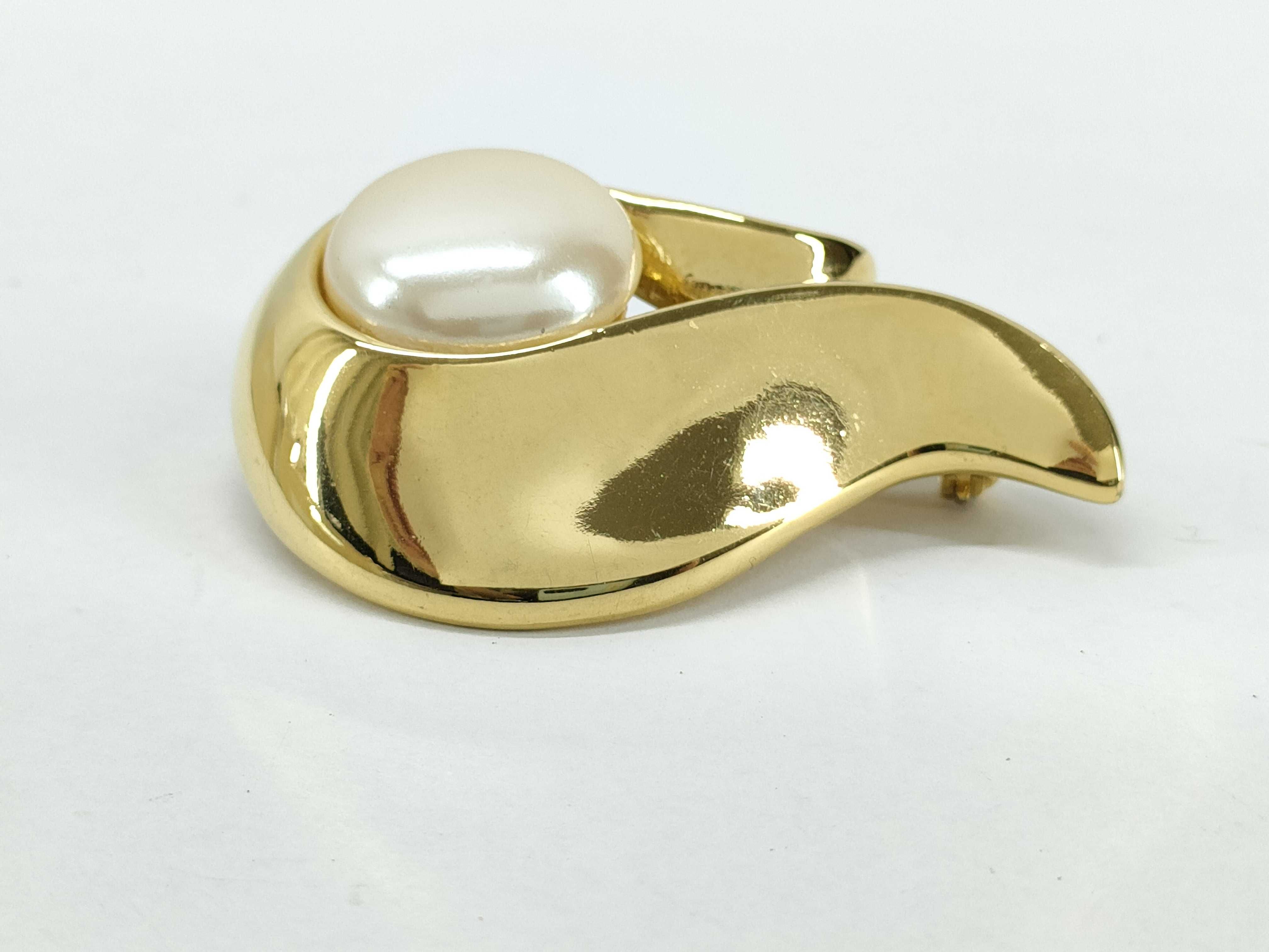 brooch — view 3