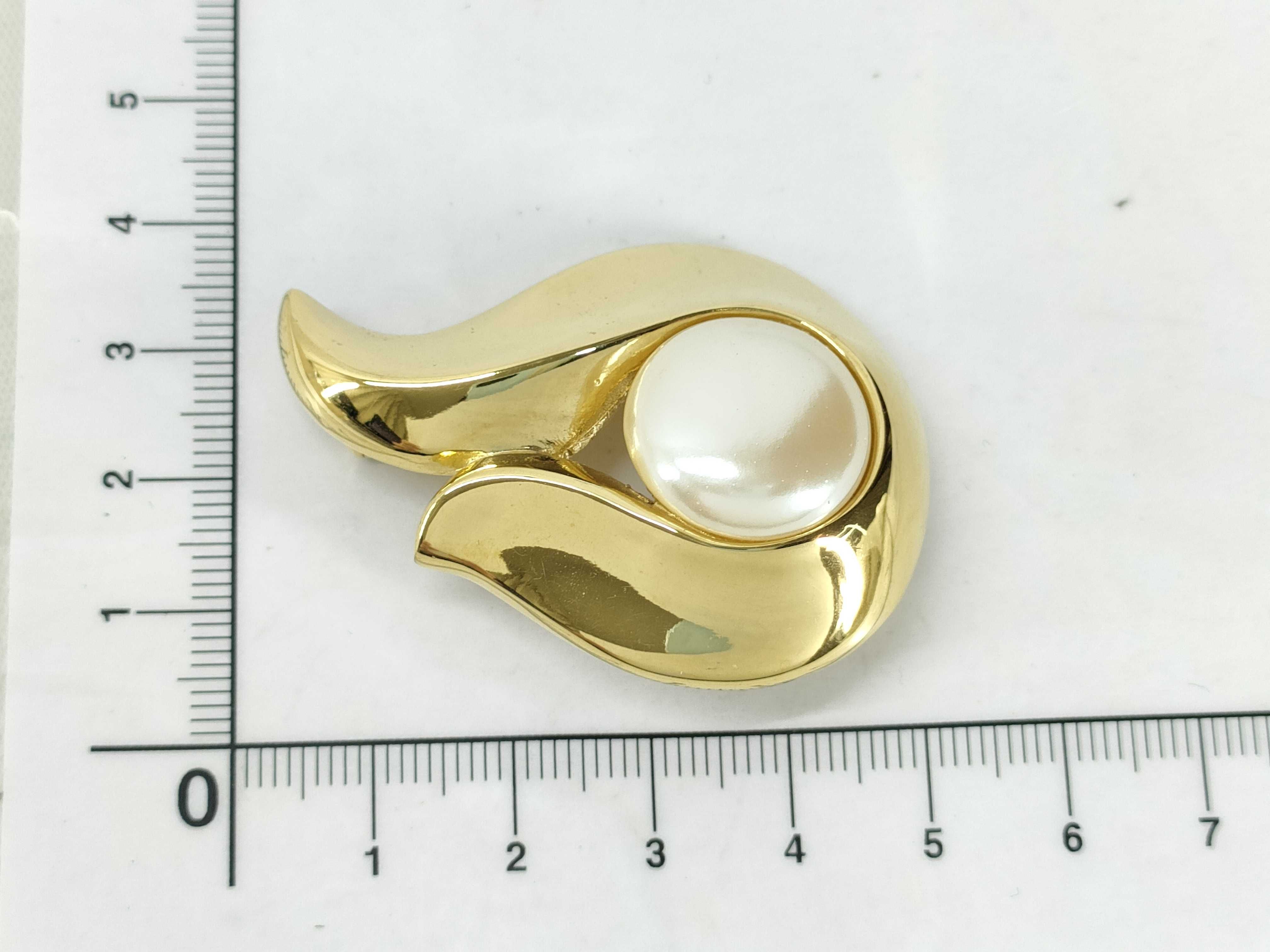 brooch — view 5