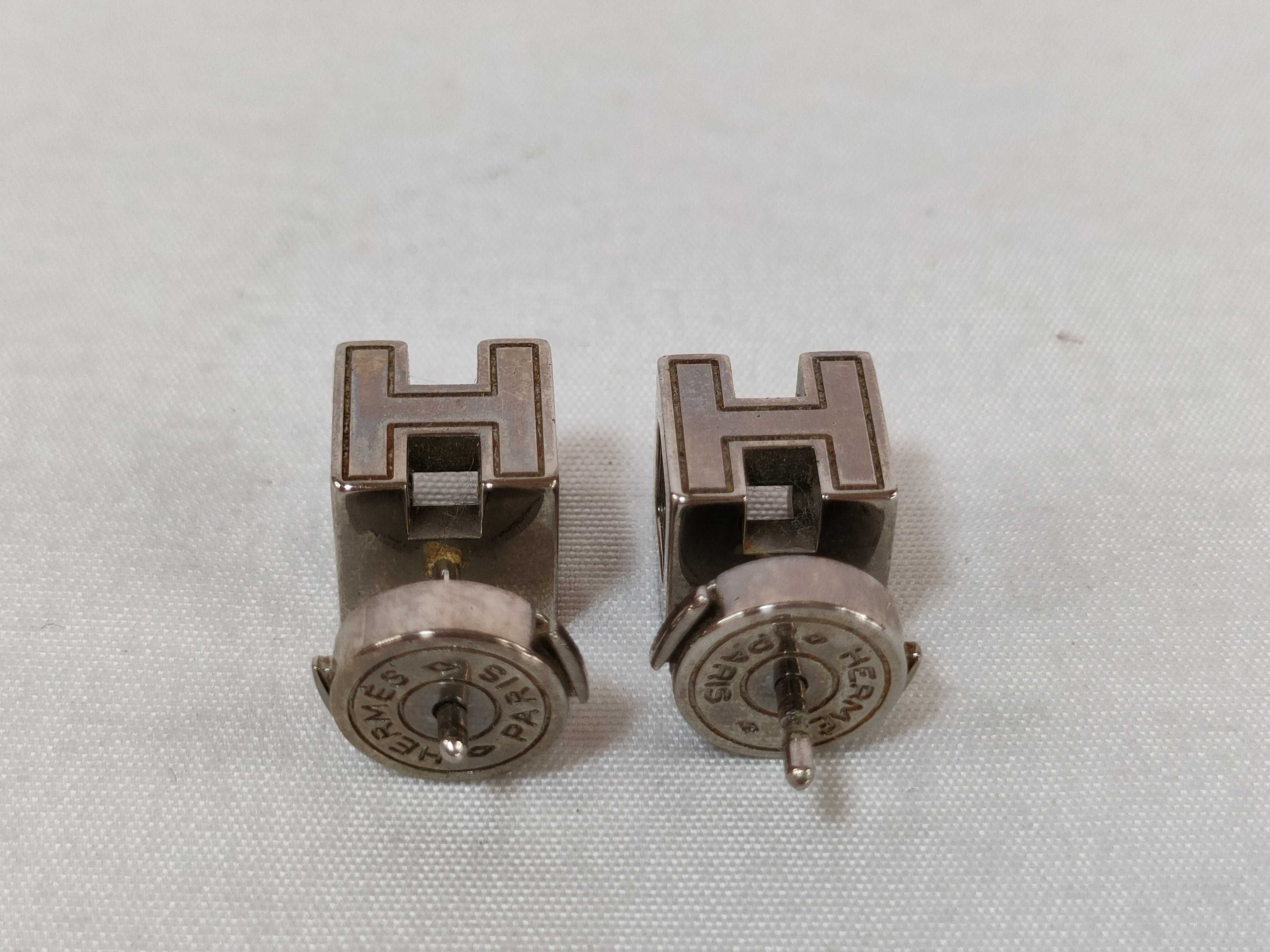 H logo earrings, cube earrings — view 2