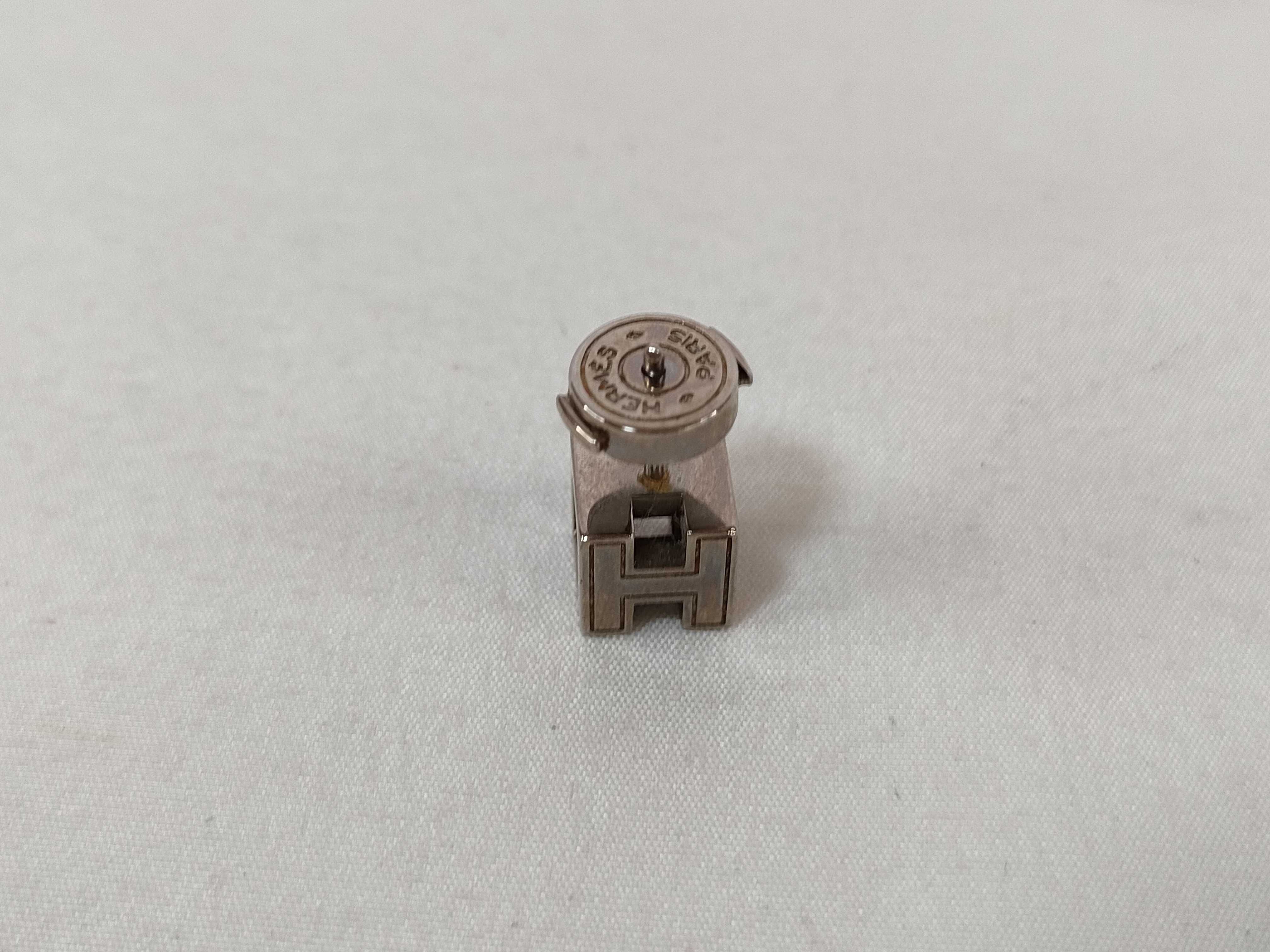 H logo earrings, cube earrings — view 11