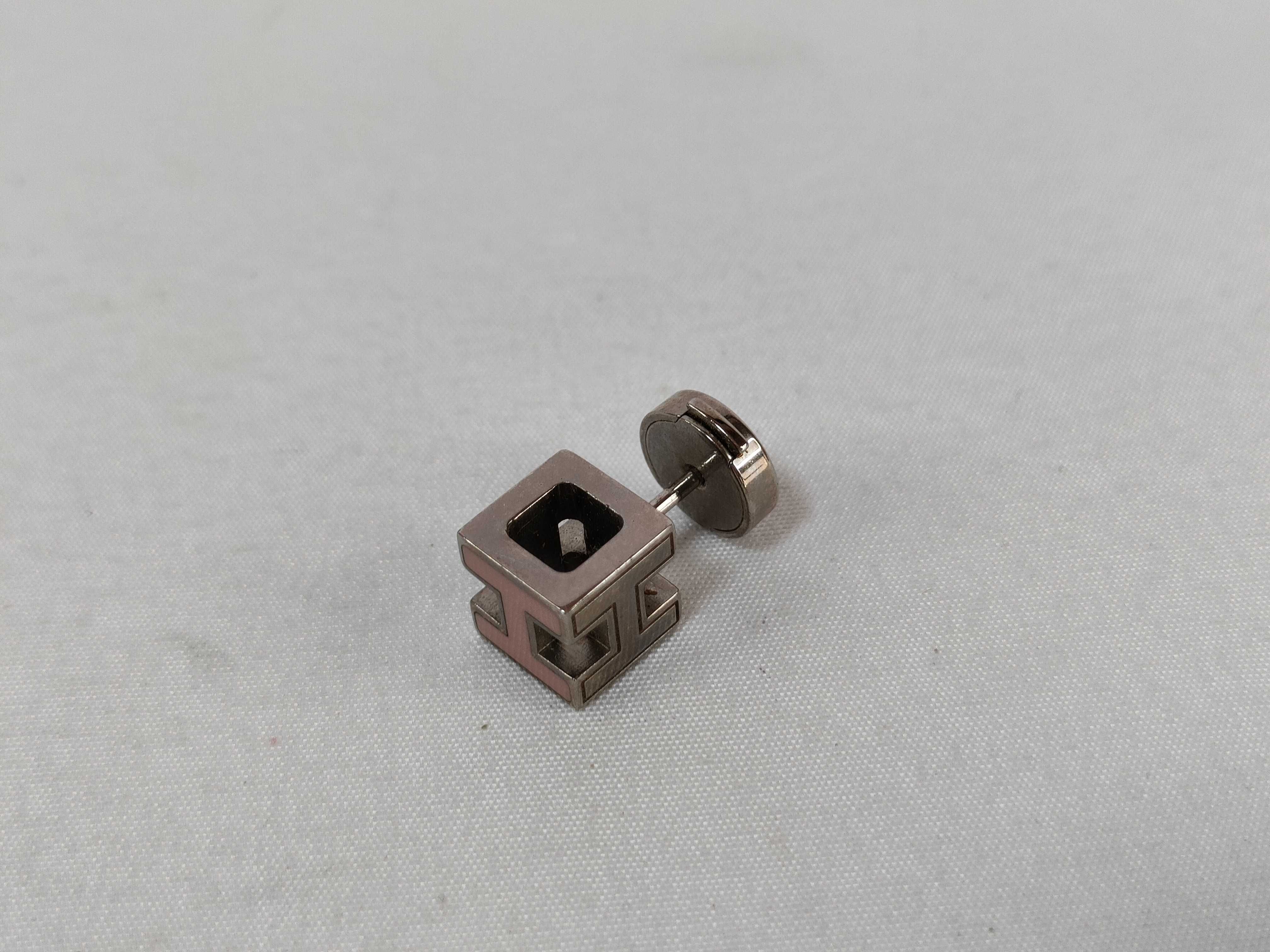 H logo earrings, cube earrings — view 12