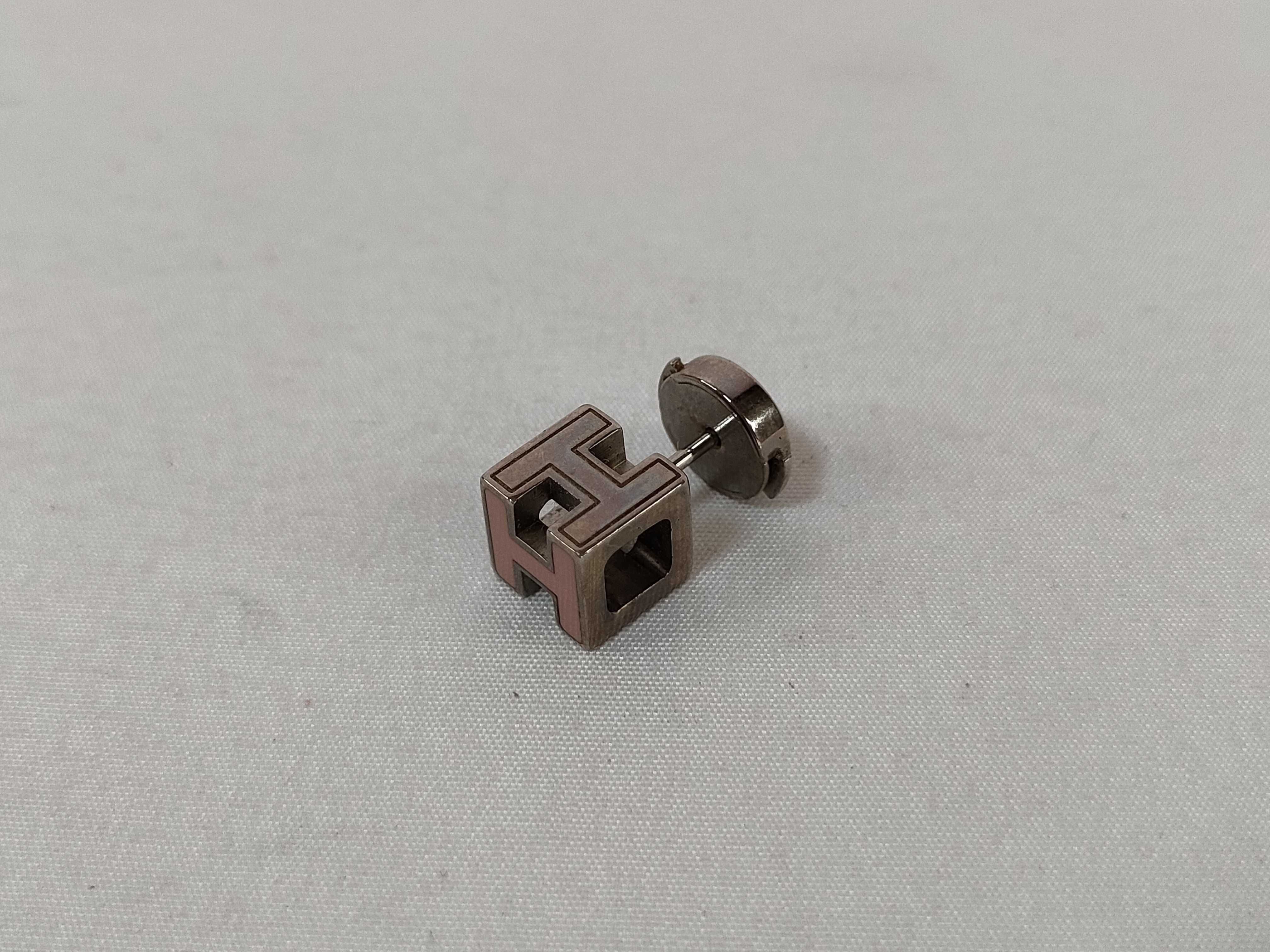 H logo earrings, cube earrings — view 13