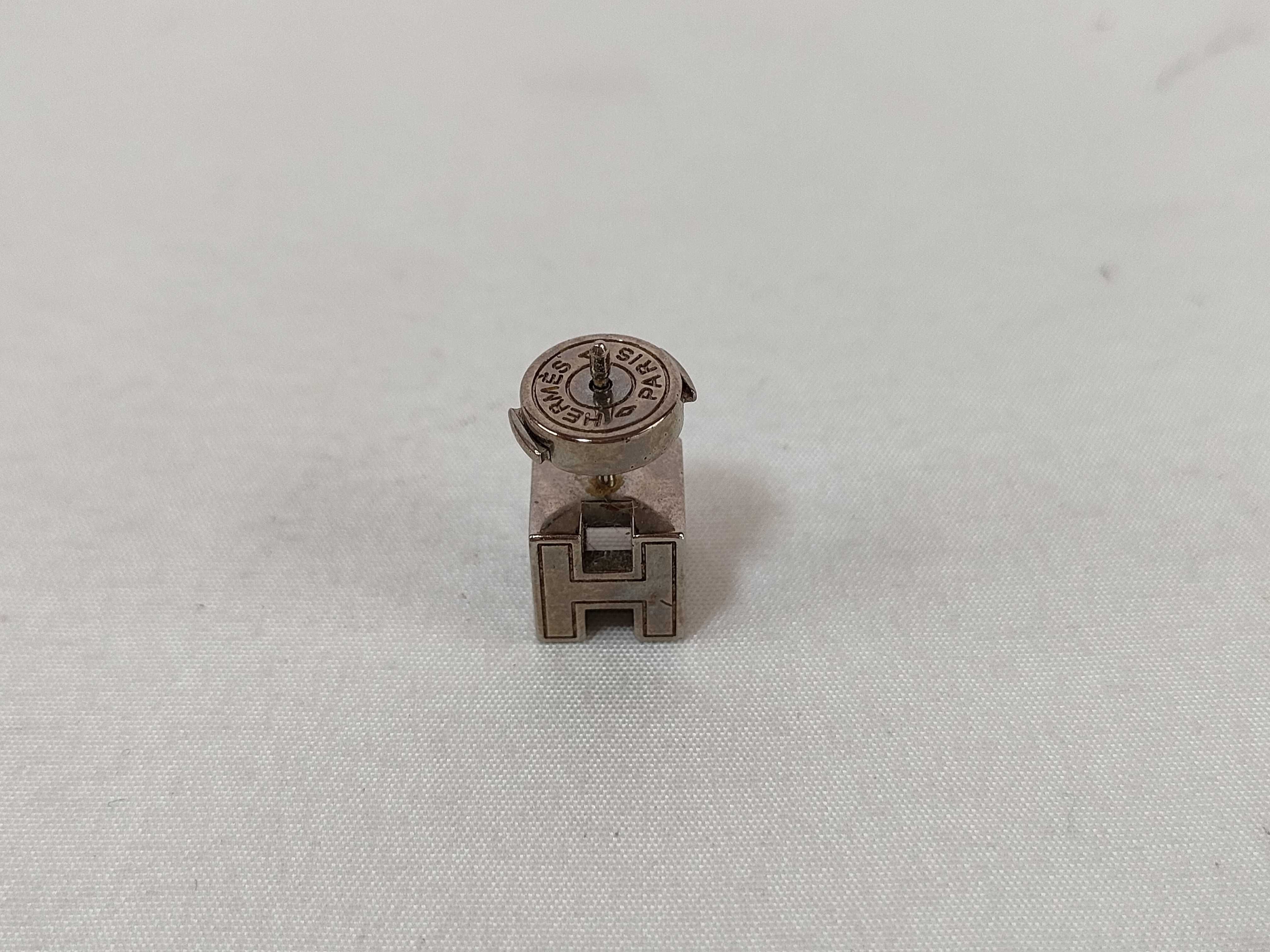 H logo earrings, cube earrings — view 14