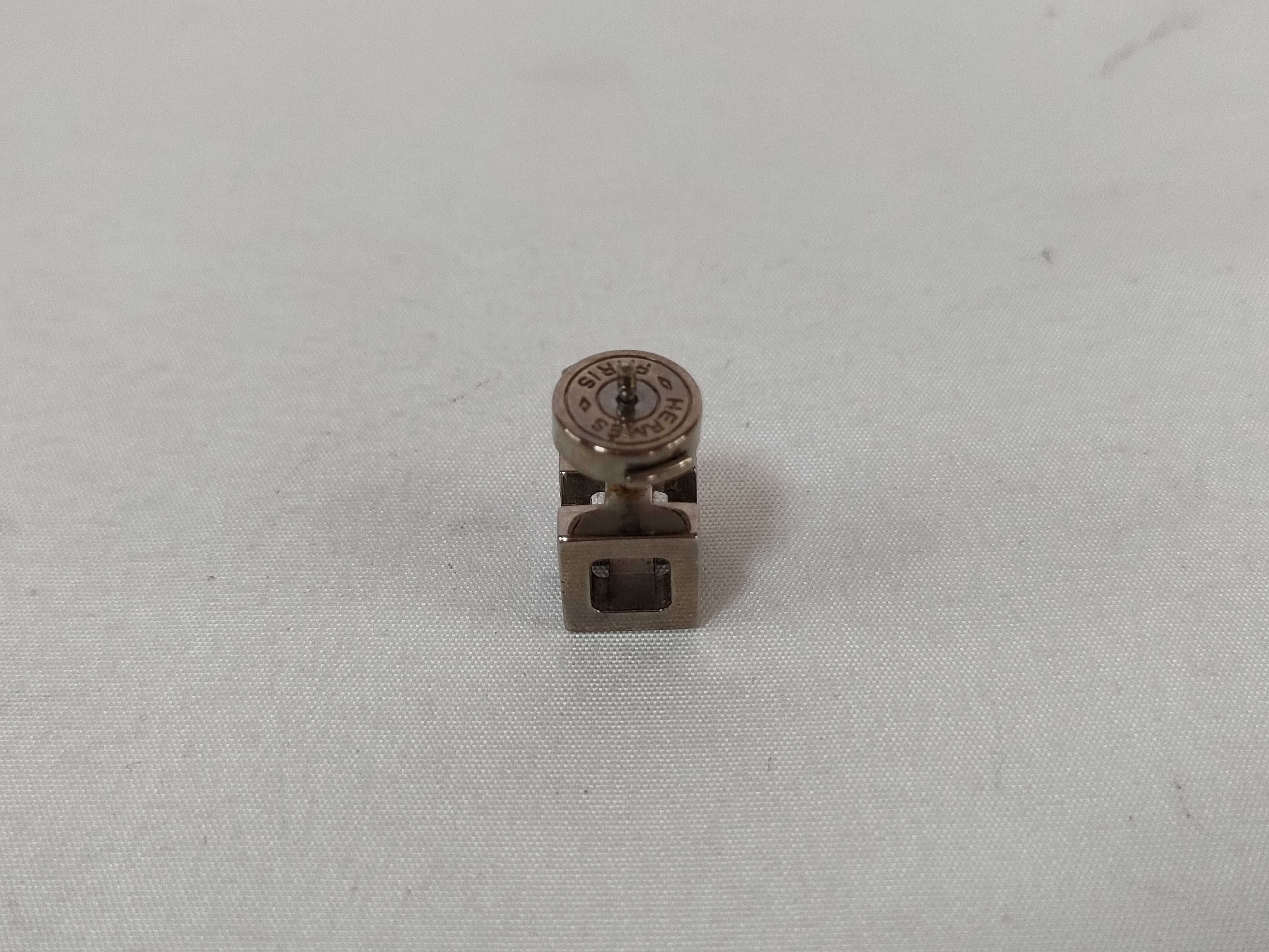 H logo earrings, cube earrings — view 15