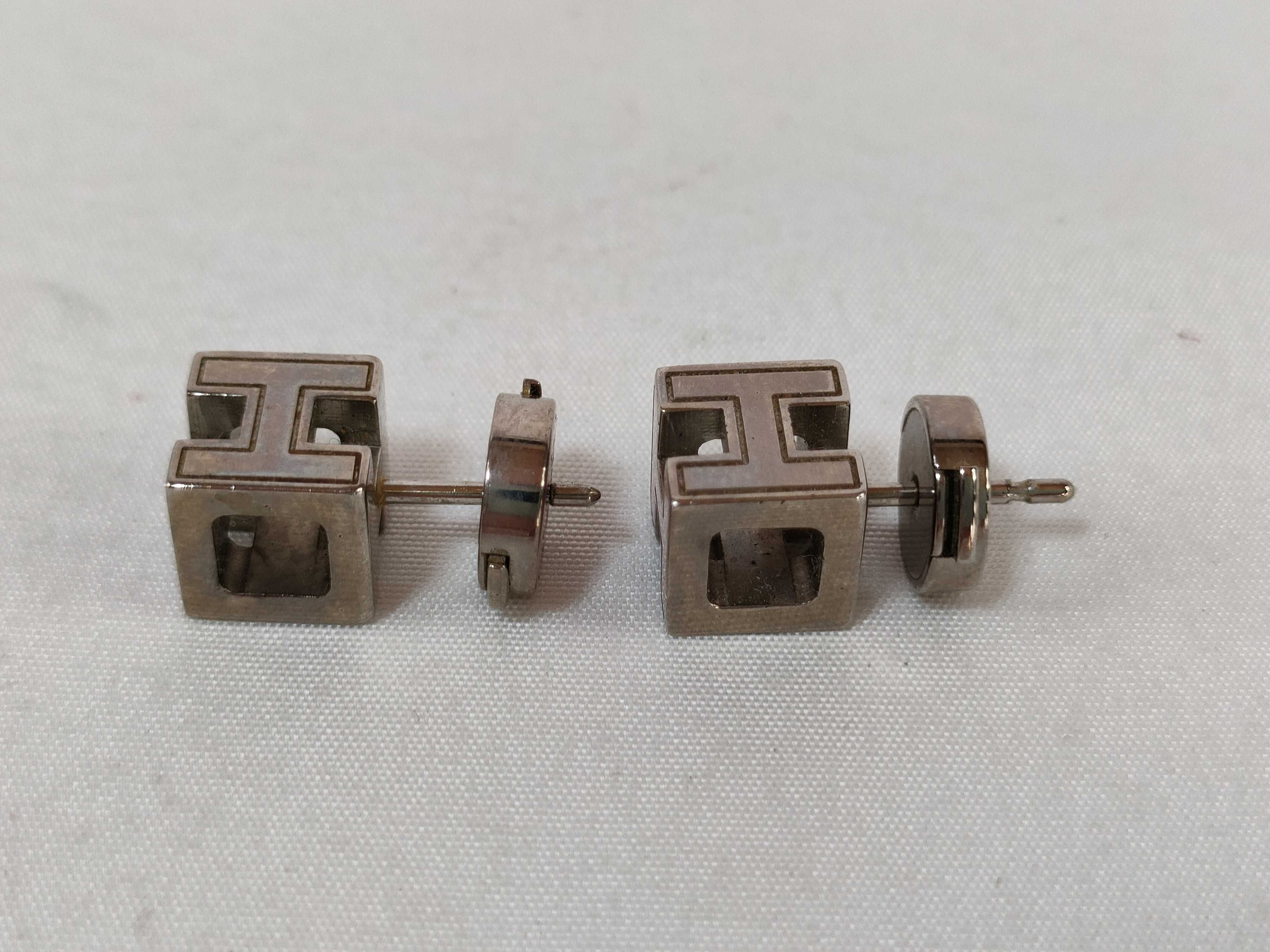 H logo earrings, cube earrings — view 3