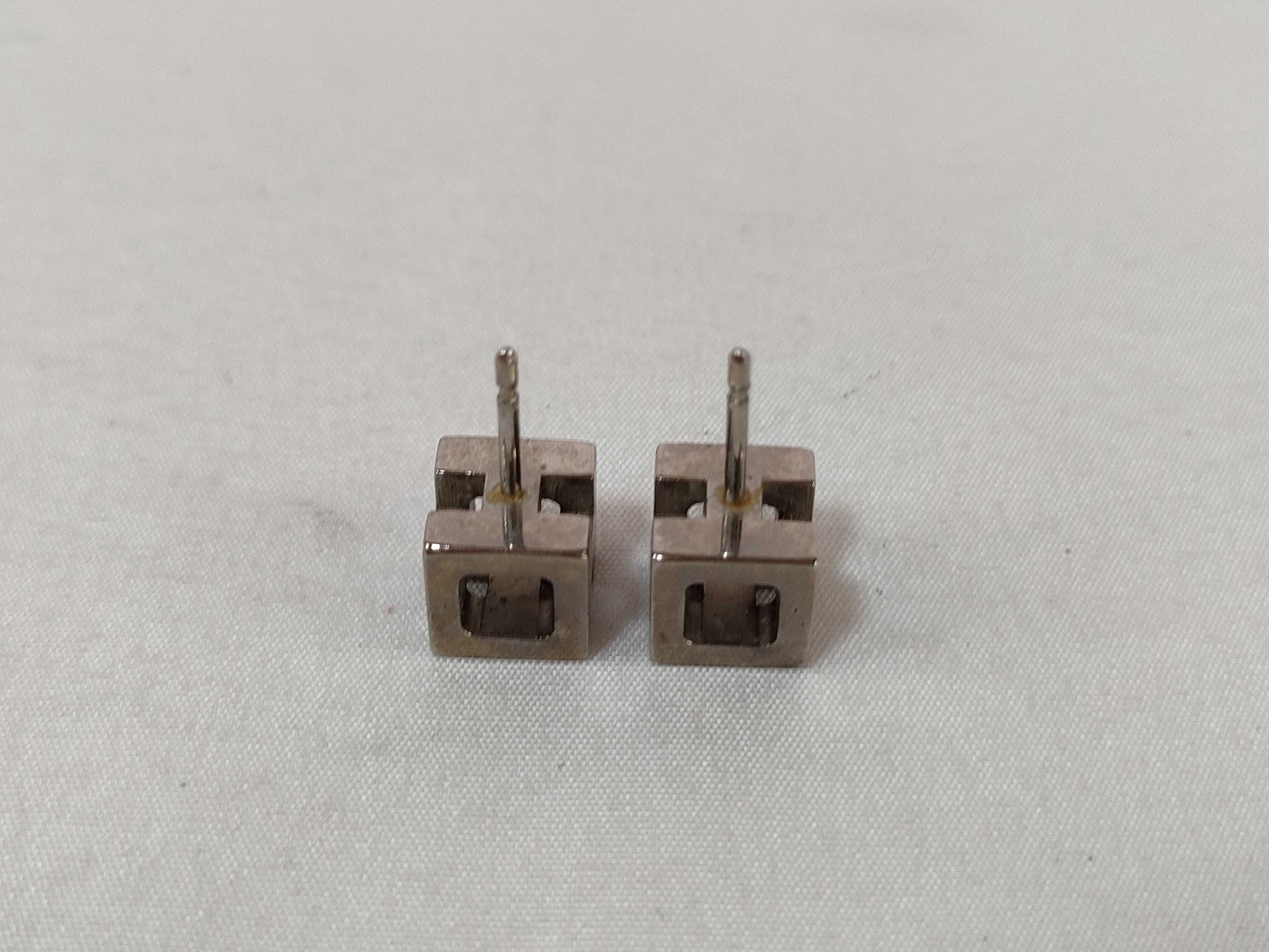 H logo earrings, cube earrings — view 4