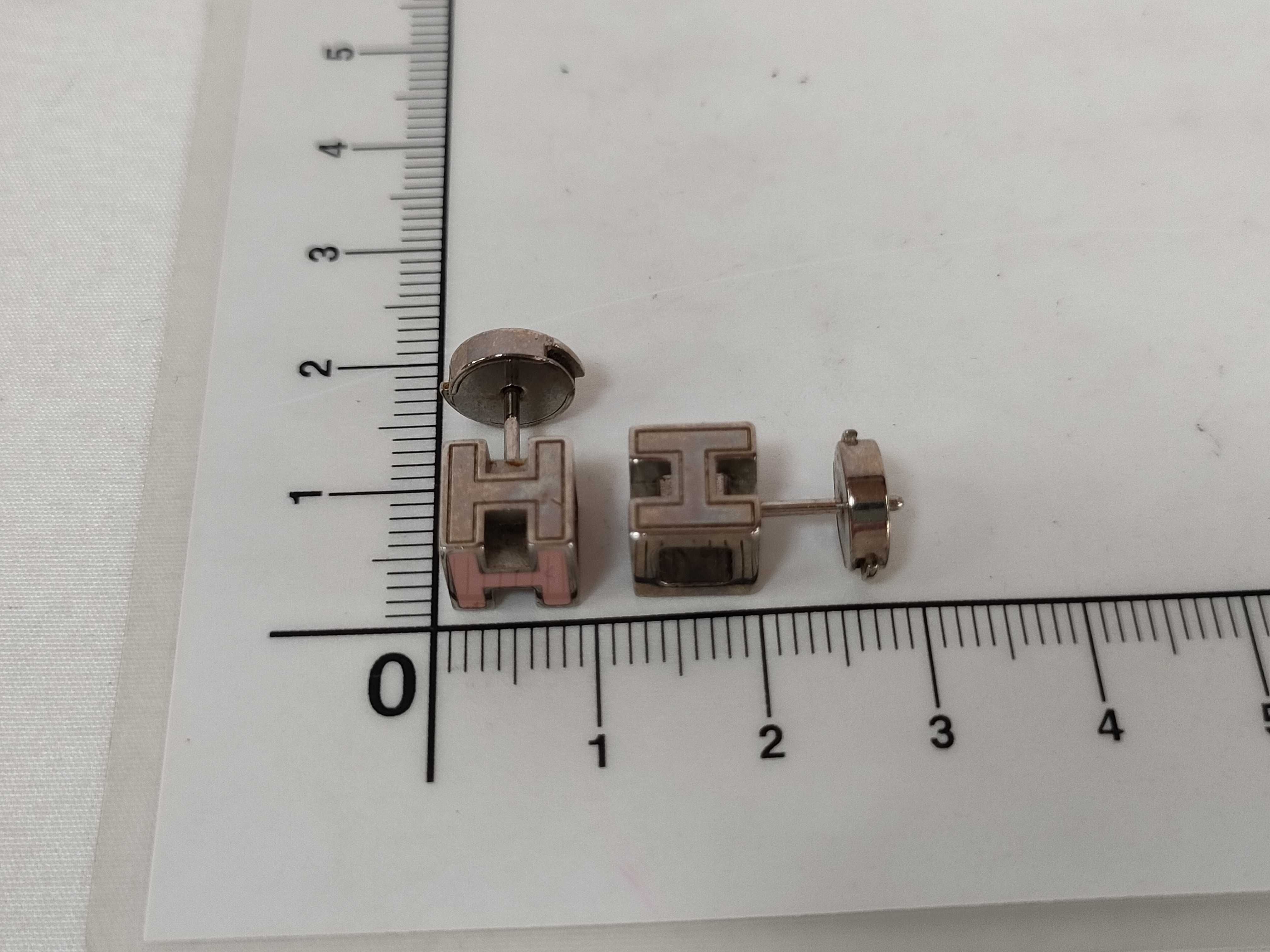 H logo earrings, cube earrings — view 6
