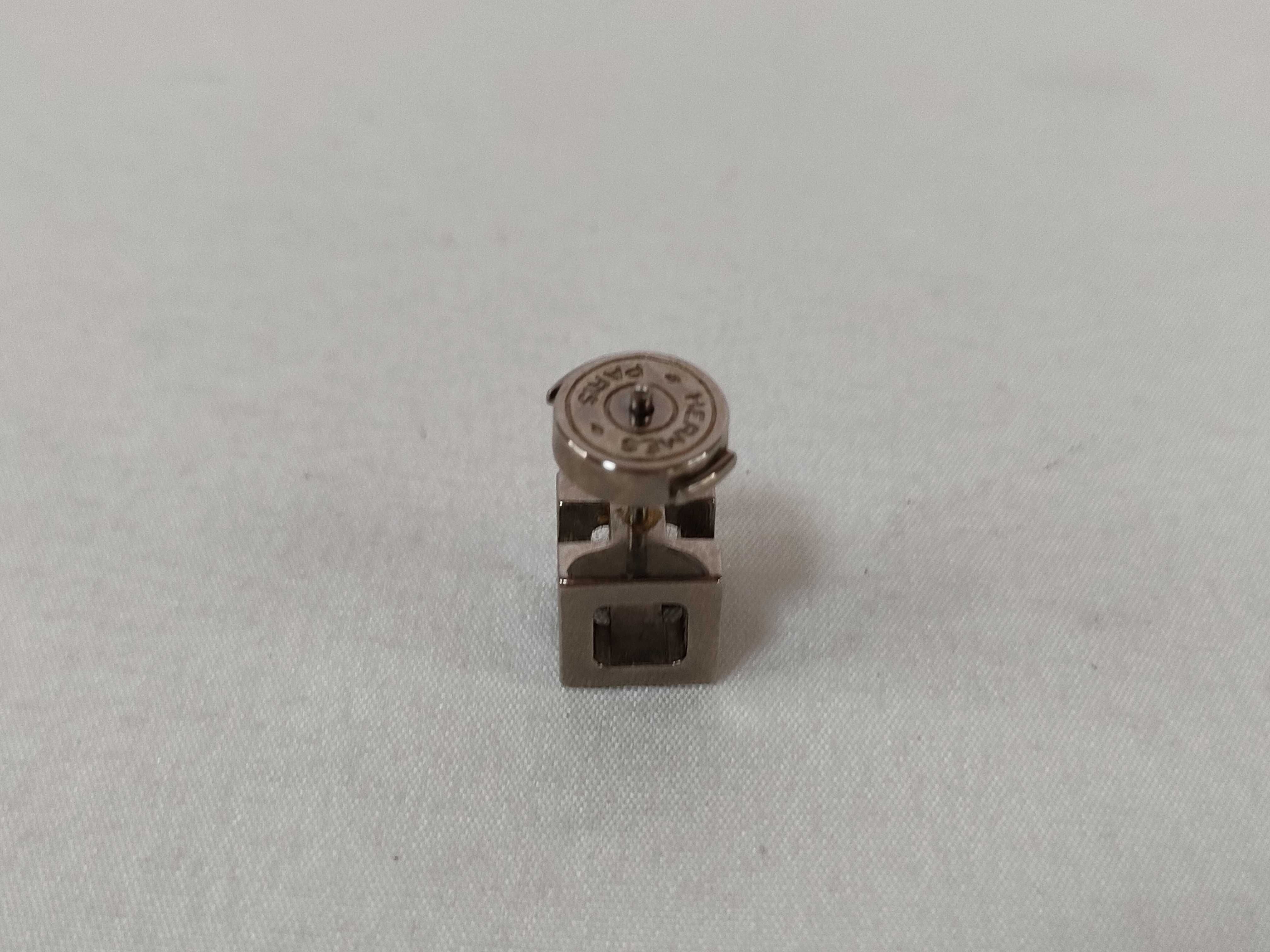 H logo earrings, cube earrings — view 8