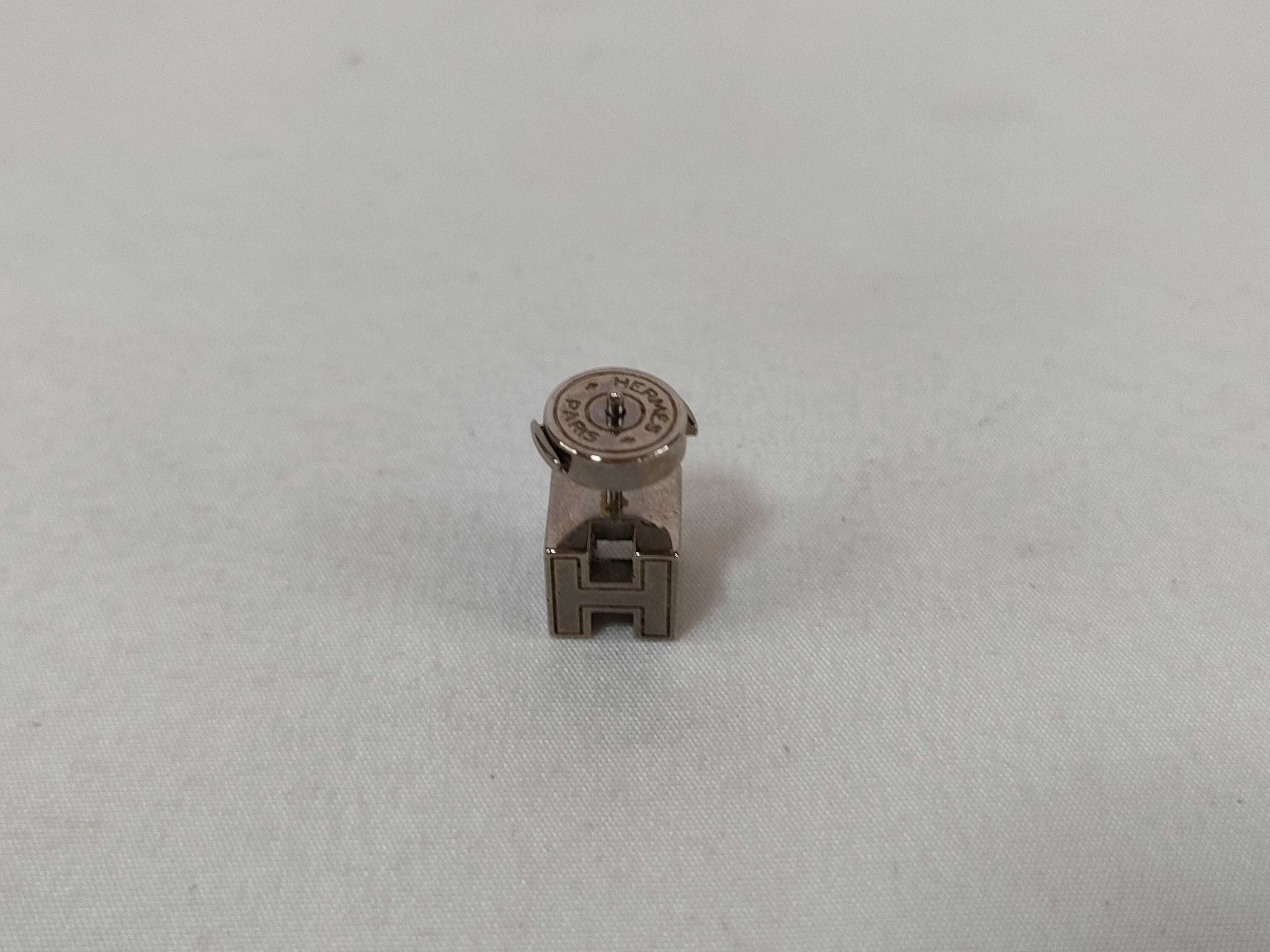 H logo earrings, cube earrings — view 9