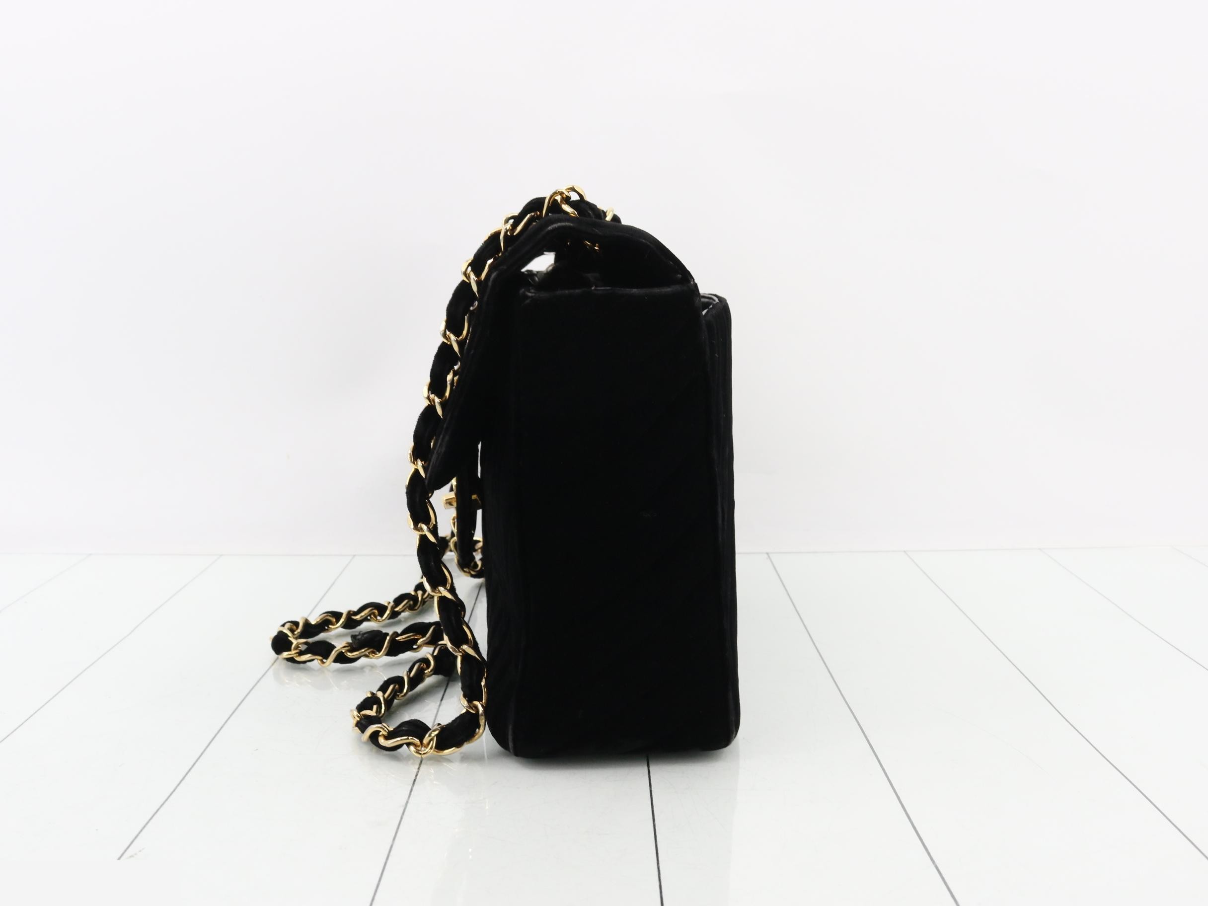 V-stitch velour shoulder bag, black — view 3