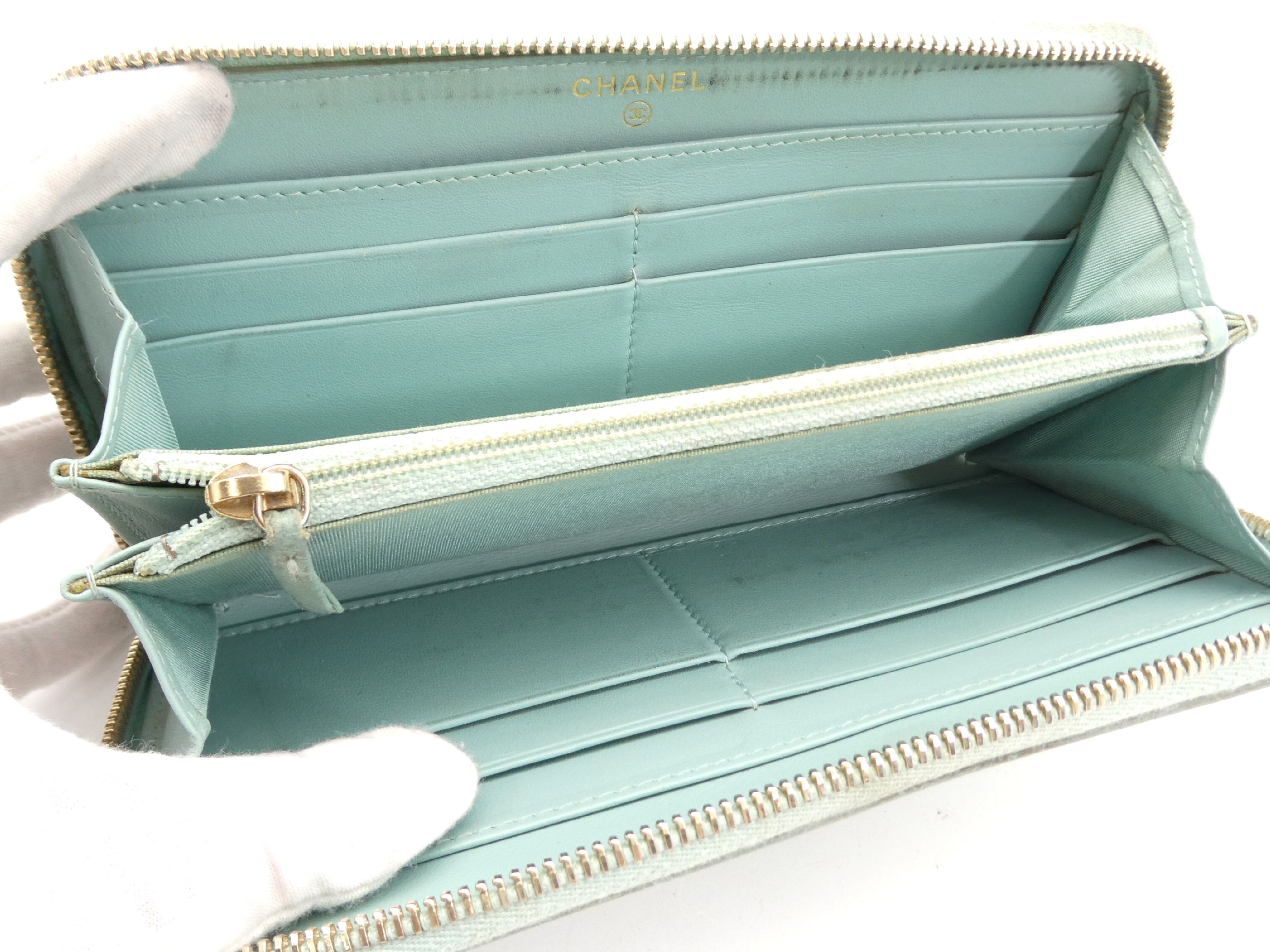 CC Filigree Matelassé Caviar Skin Round Zip Wallet — view 7