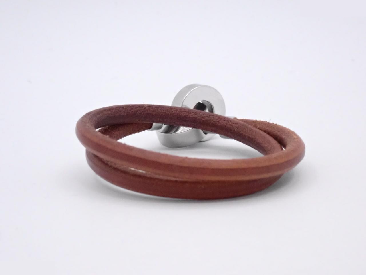 Lancelot's wrist circumference is approximately 16.5 cm. — view 2