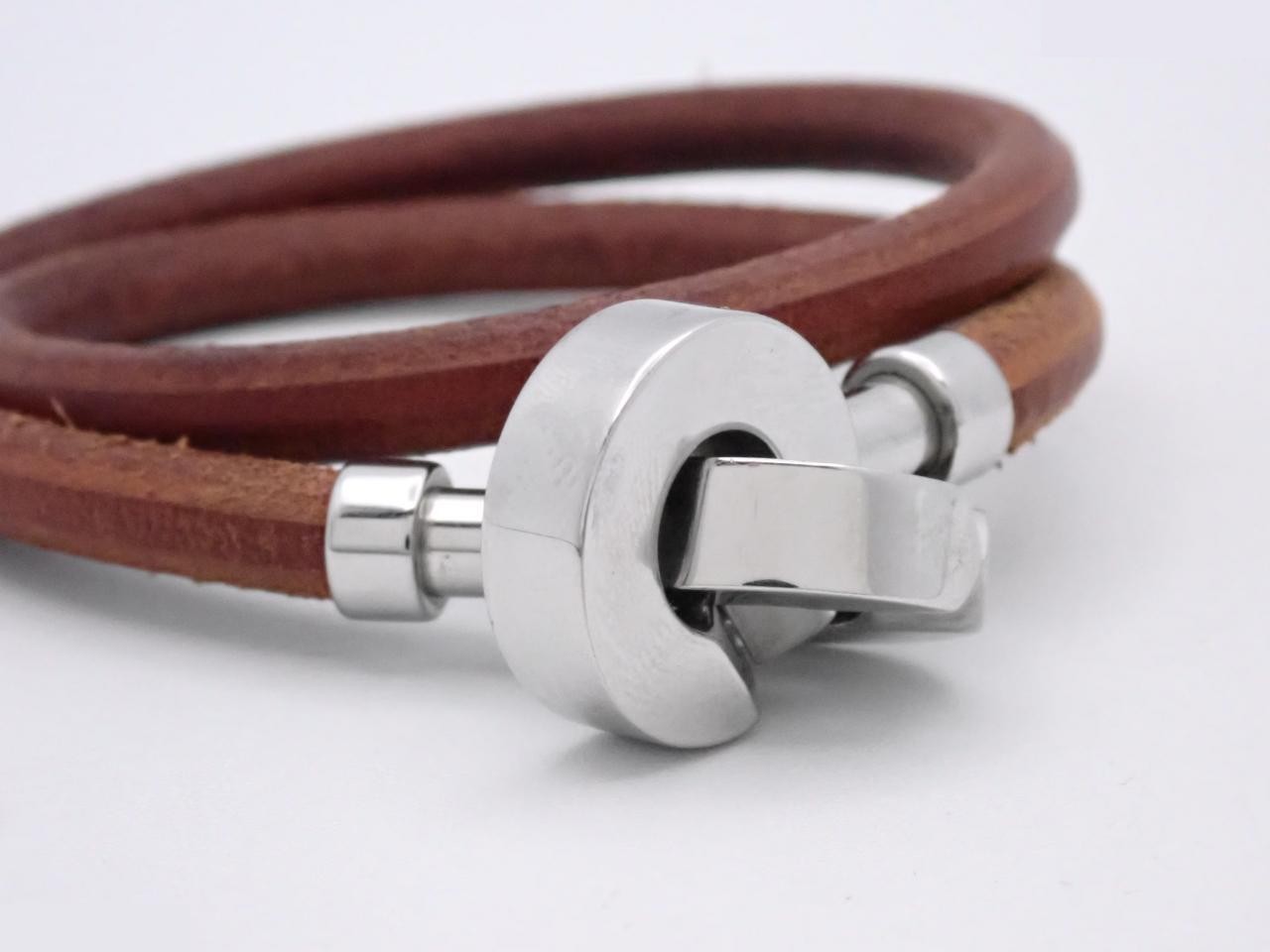 Lancelot's wrist circumference is approximately 16.5 cm. — view 3