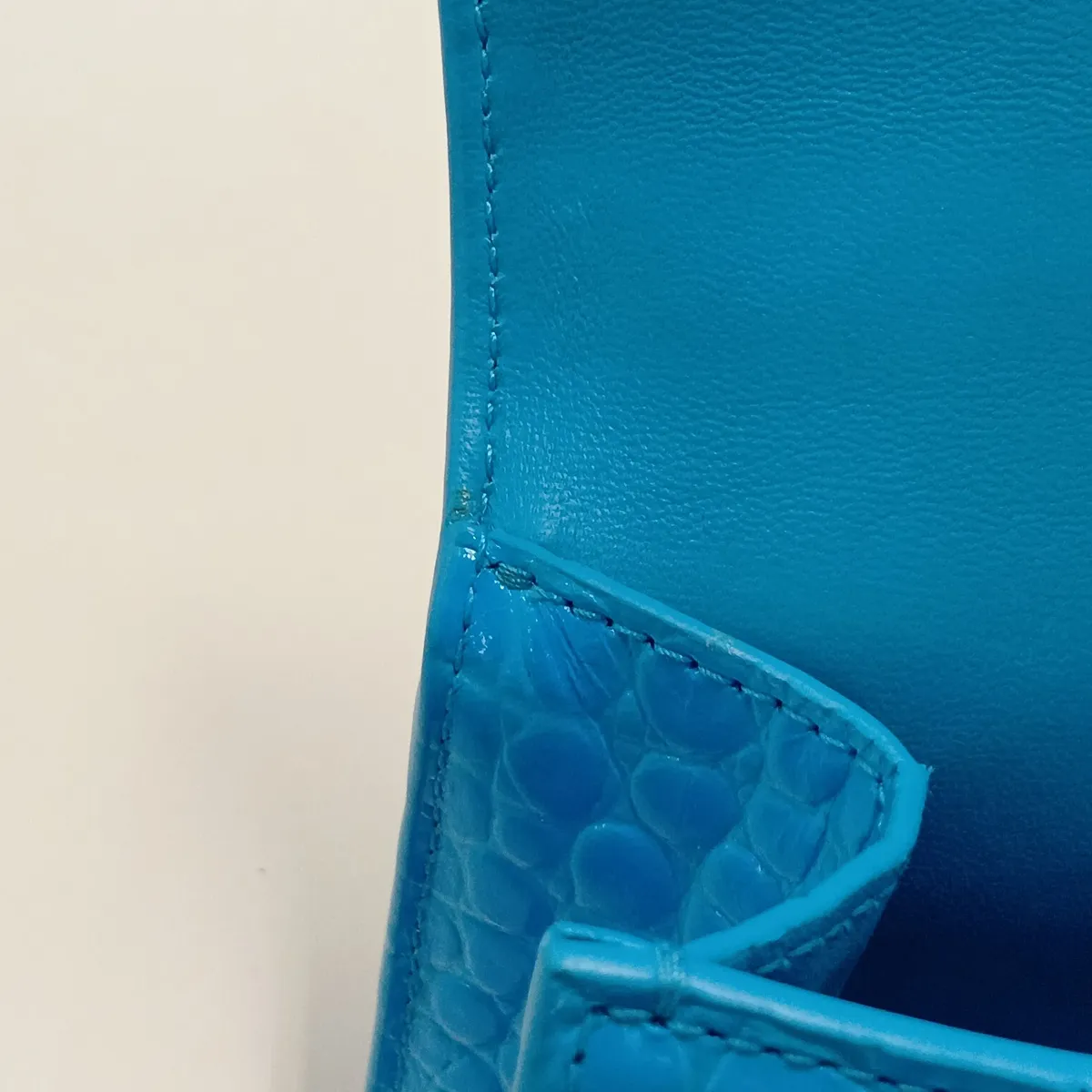Hourglass XS 592833 Crocodile Embossed 2-Way Handbag Blue — view 10