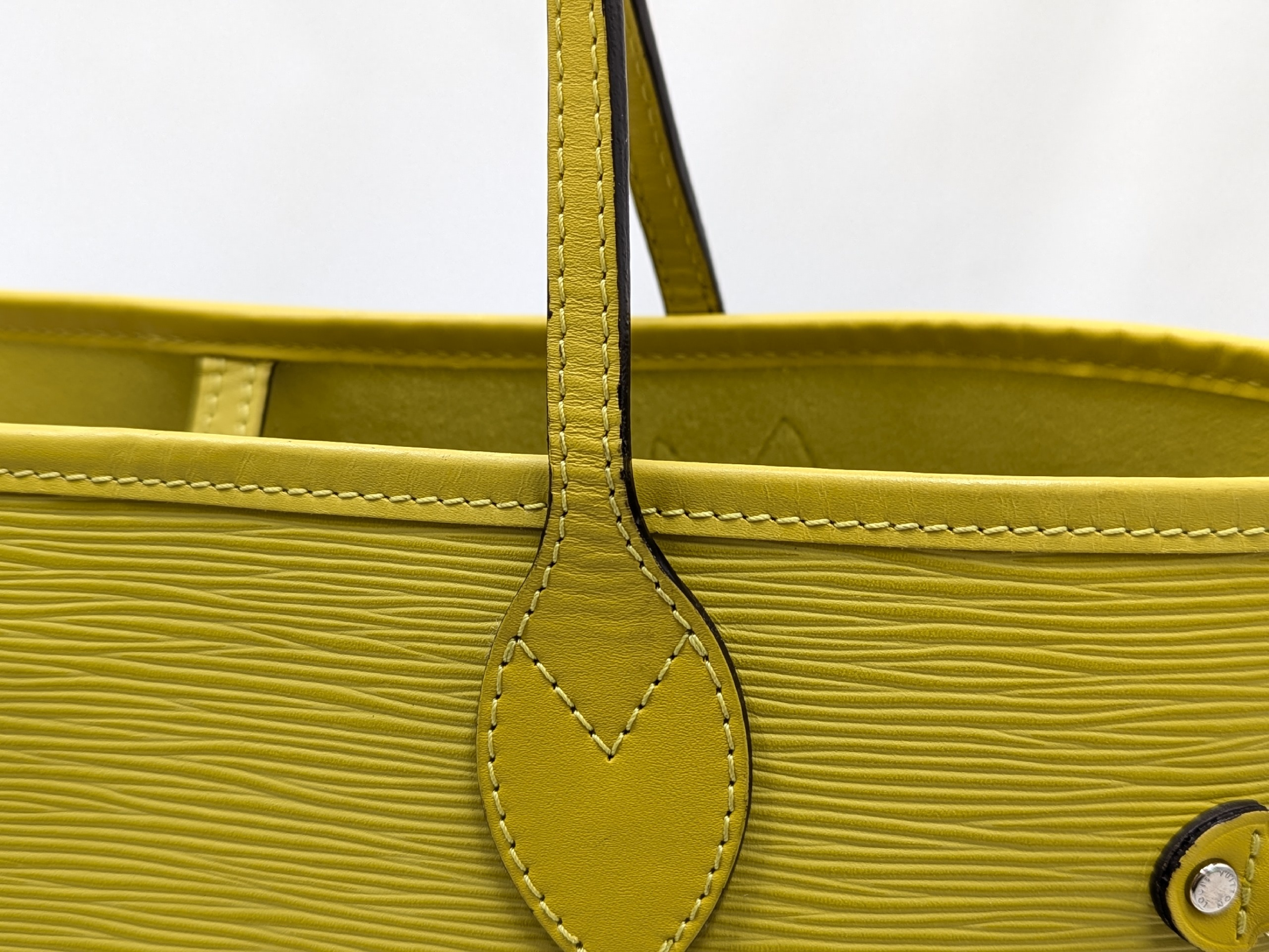 M40954 Epi Neverfull MM Pistachio Handbag — view 8