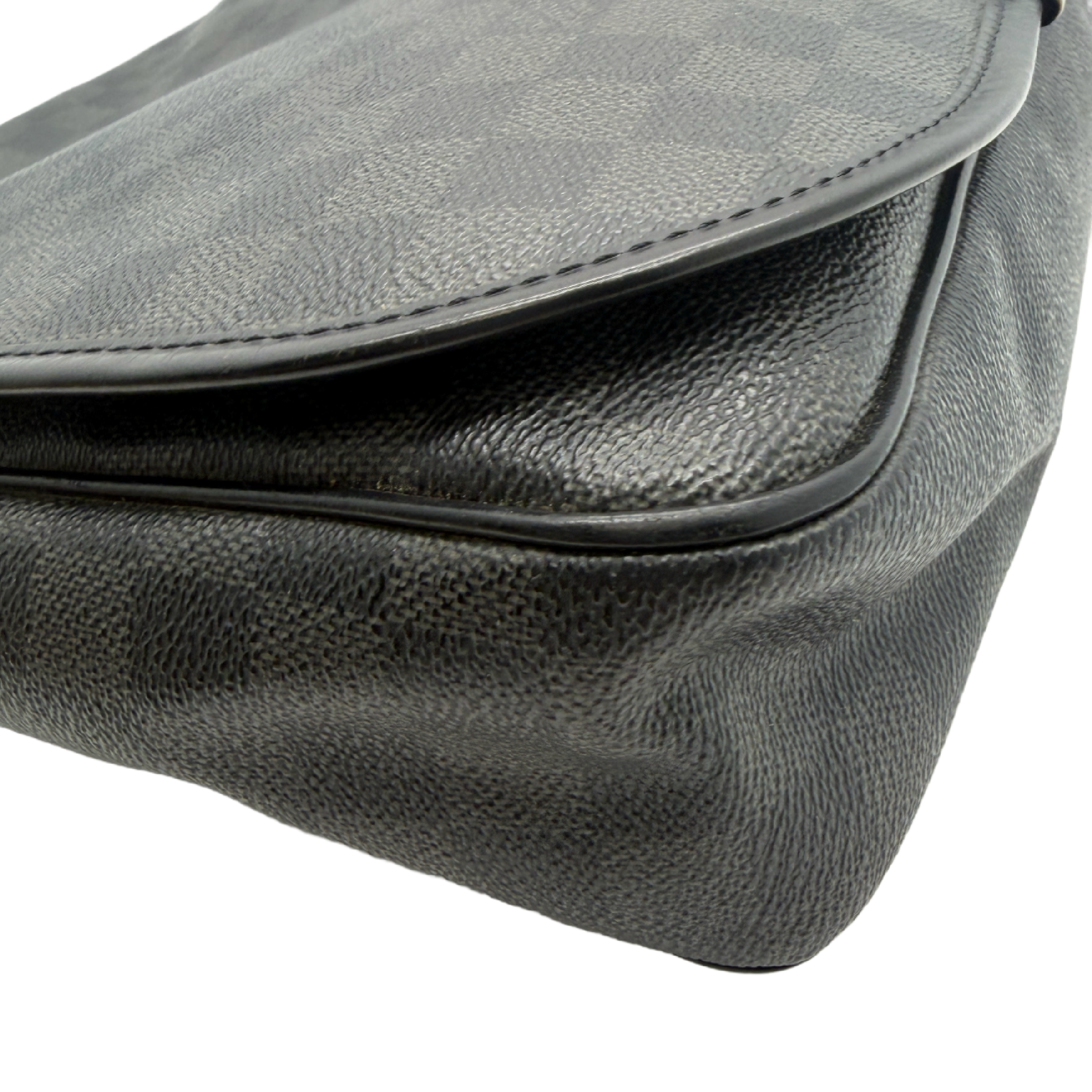 Damier Graphite Shoulder Bag — view 4