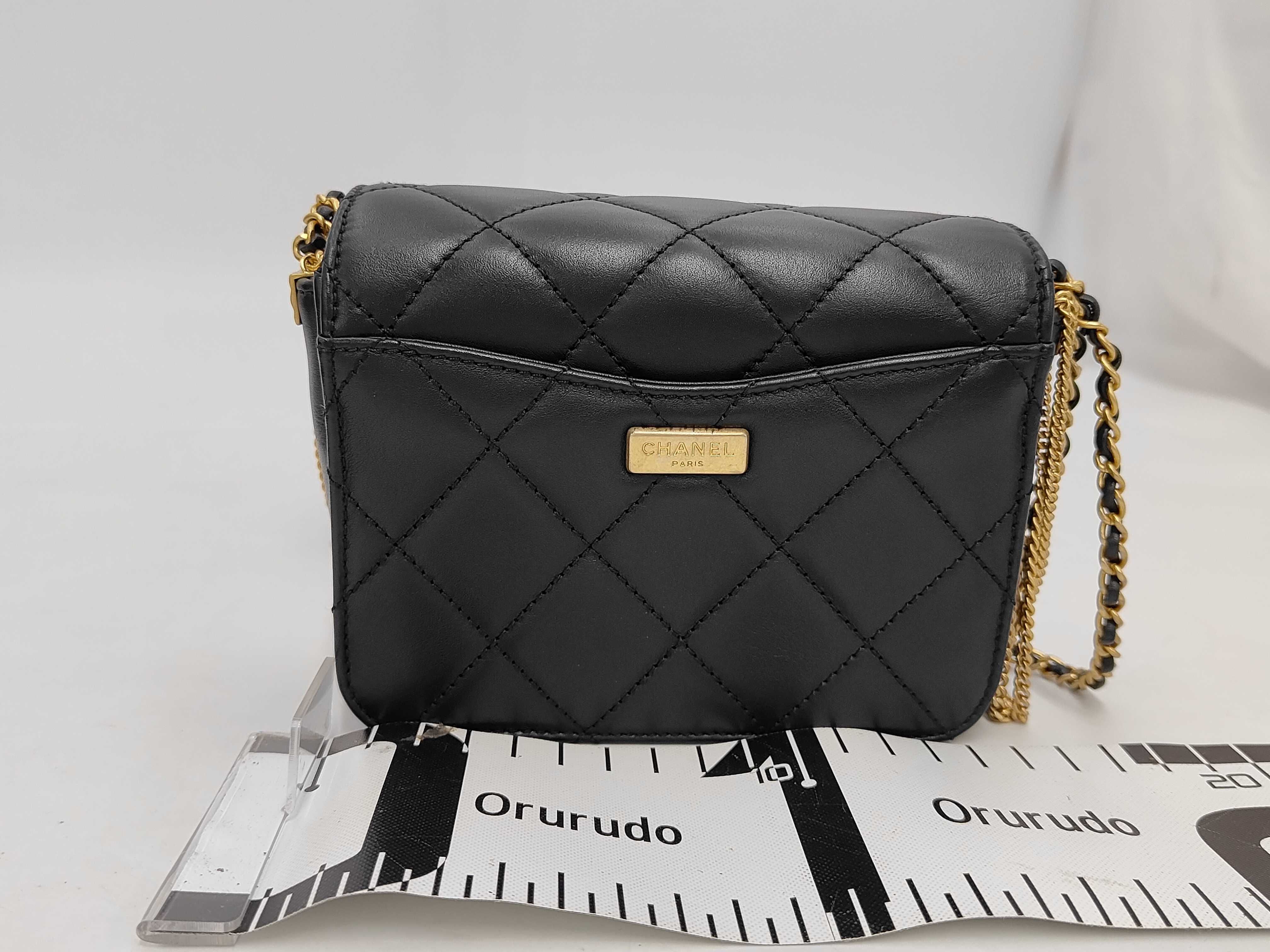 Matelassé Waist Bag Chain Shoulder Bag Lambskin Black Gold Hardware Shoulder Bag — view 2