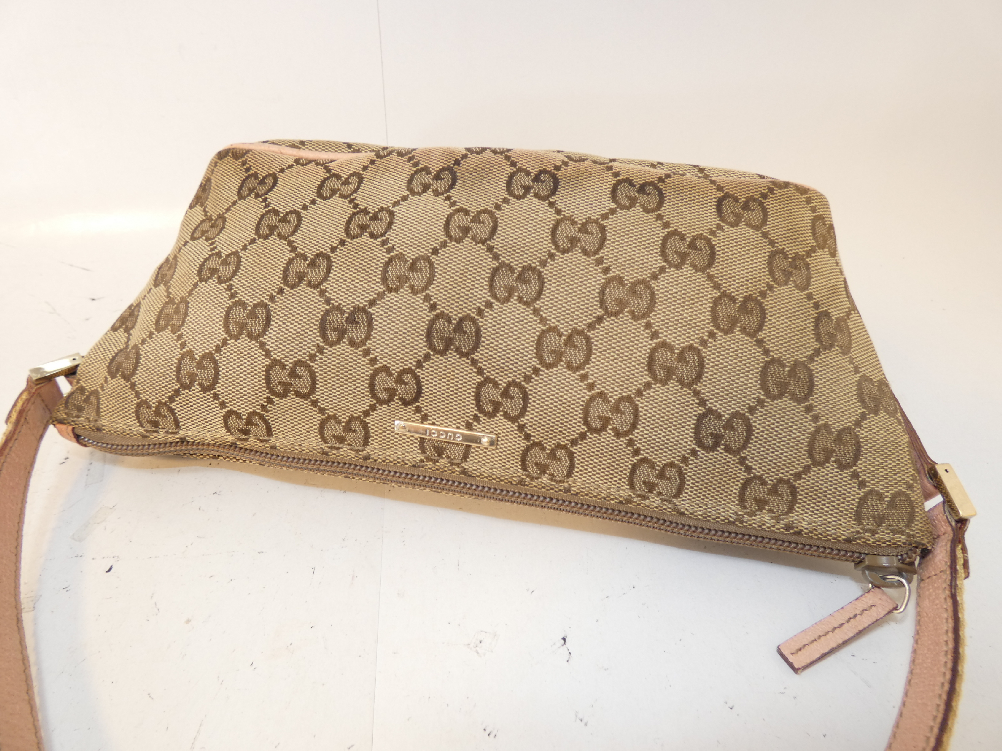 GG Canvas Accessoires Accesso One-Hand Pouch — view 3