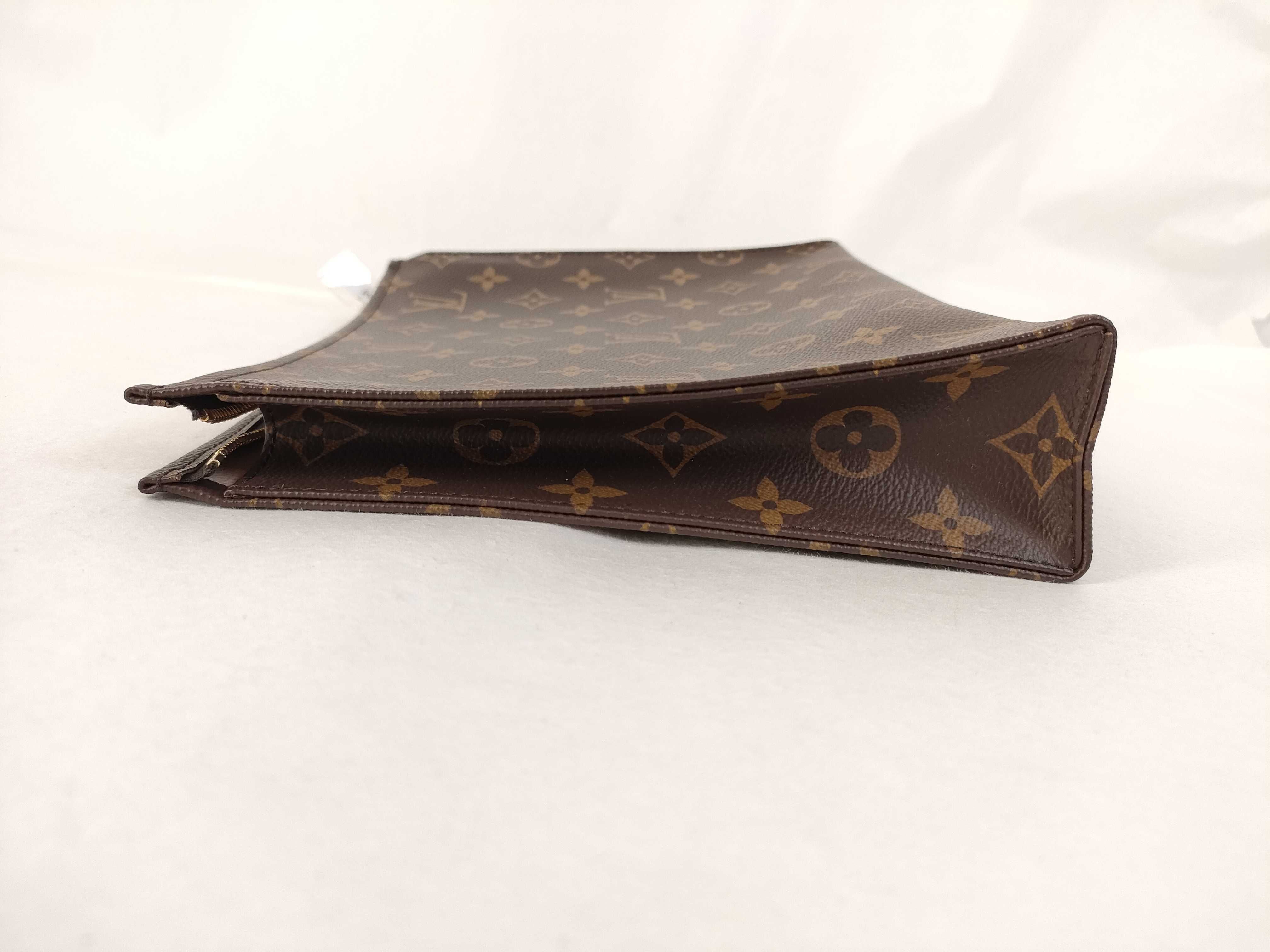 VN- Monogram Pochette Toilette 26 M47542 Pouch — view 10