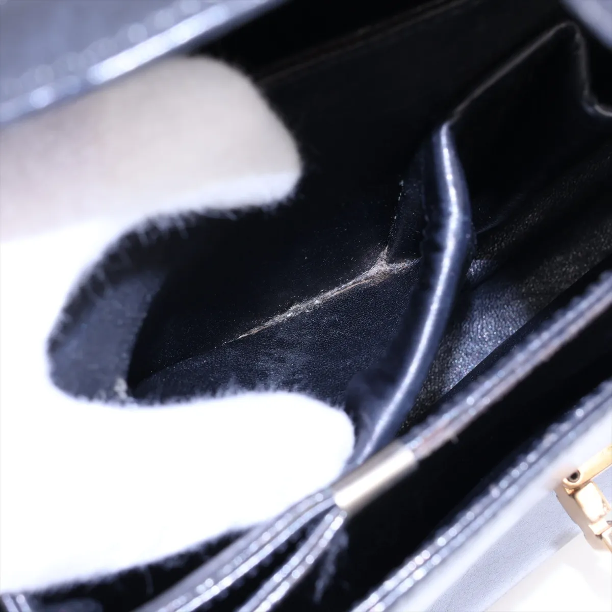 leather shoulder bag with carriage hardware, black. — view 11